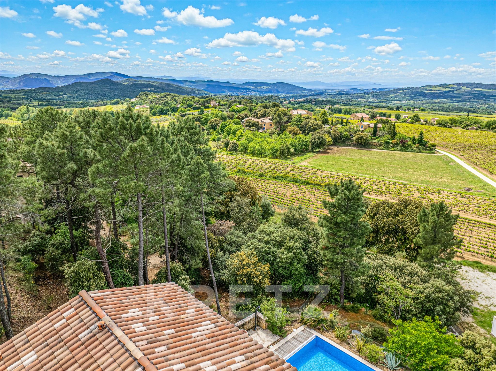 Splendid recent Provencal house - rare location - panoramic view