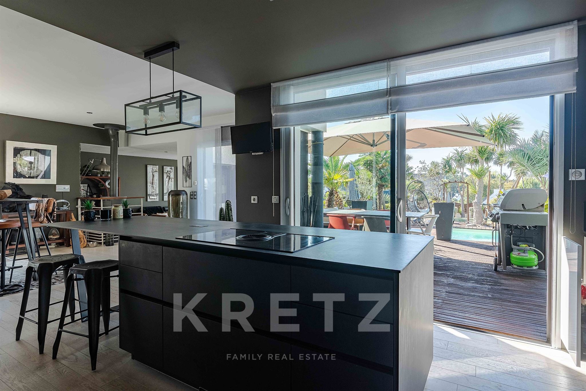 Contemporaine d'exception, piscine chauffée et 1970 m2 de terrain paysager