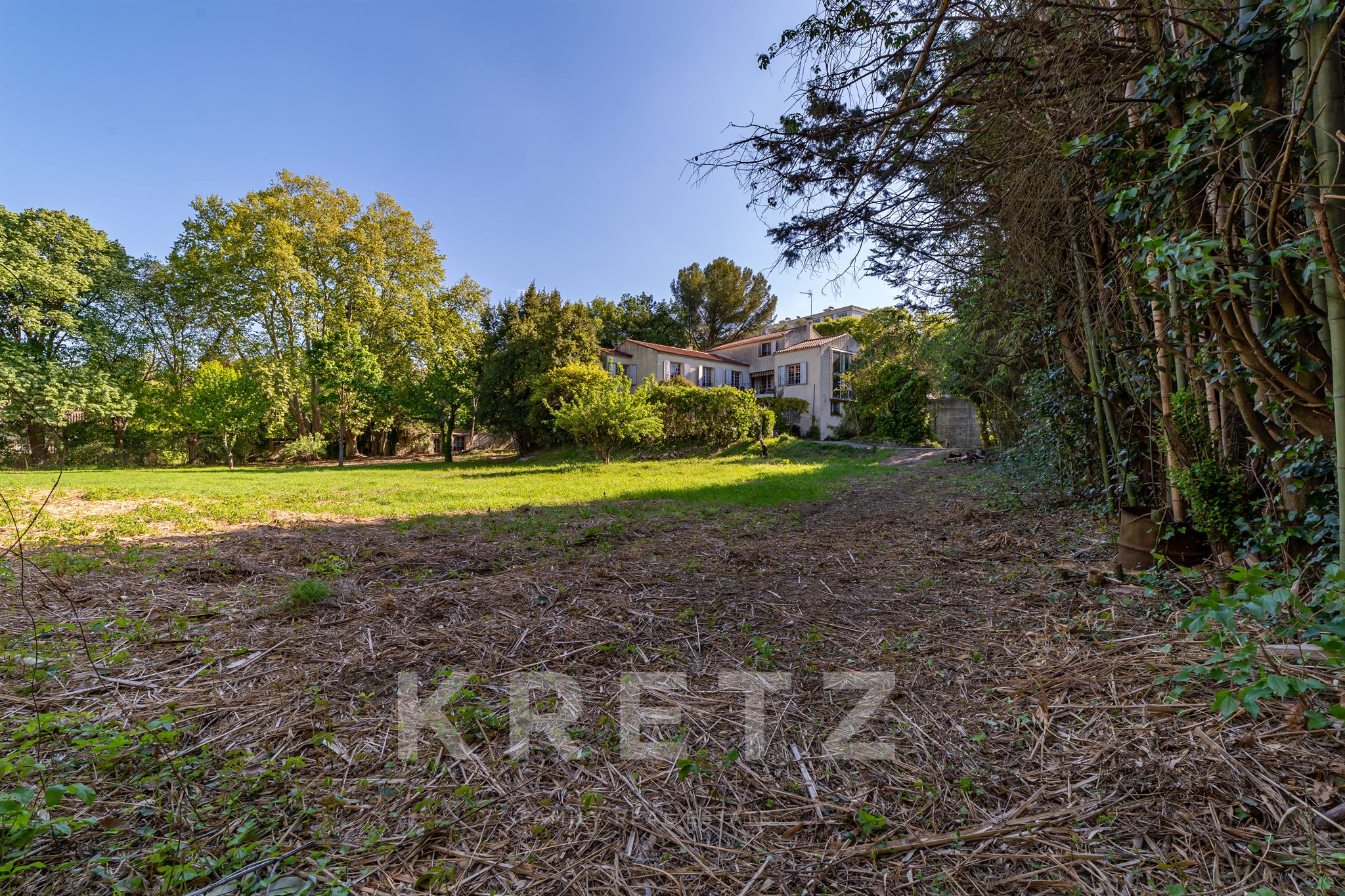 Property with 5000m² garden in town center