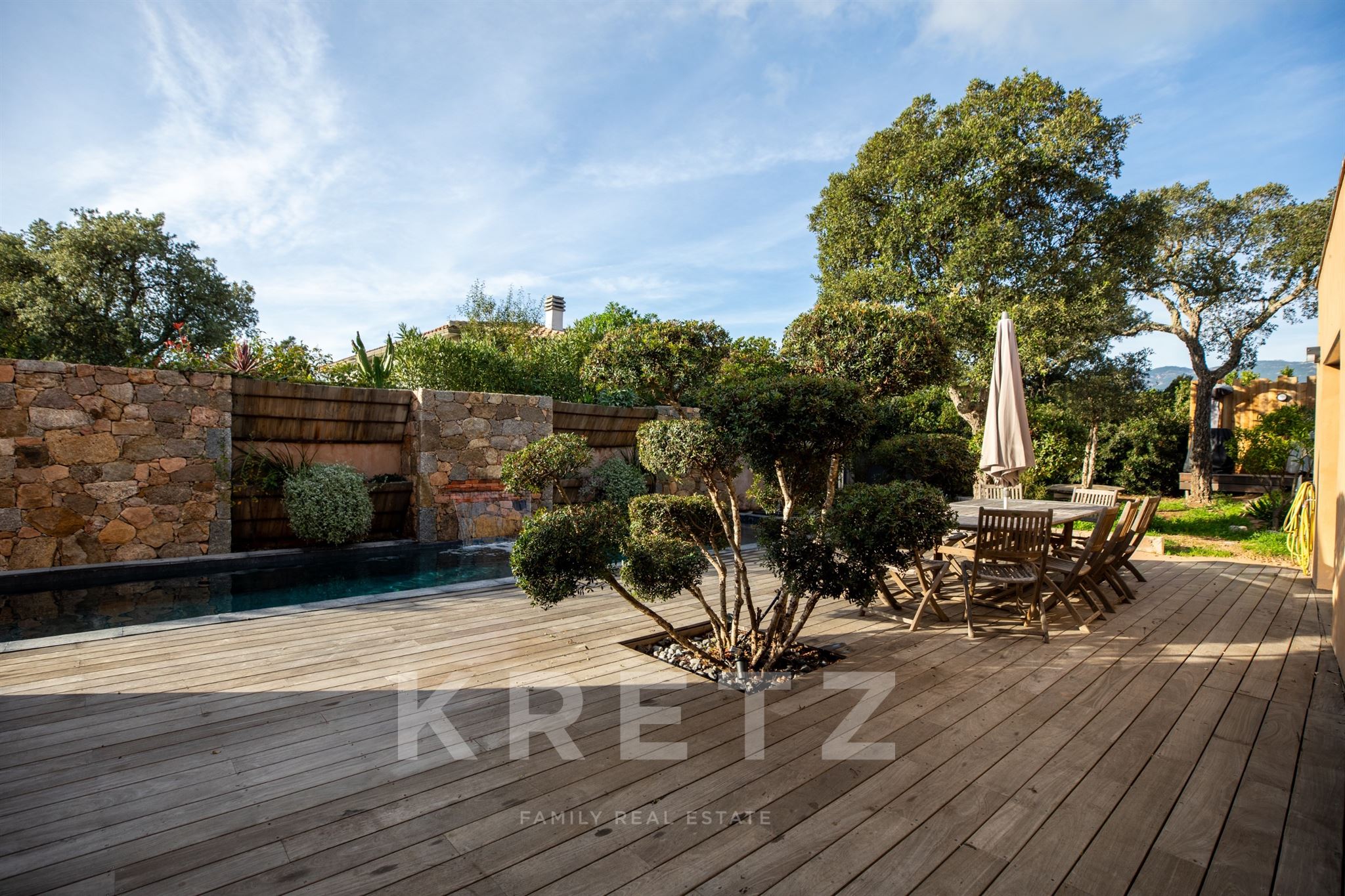 Villa moderne de plain-pied avec piscine chauffée