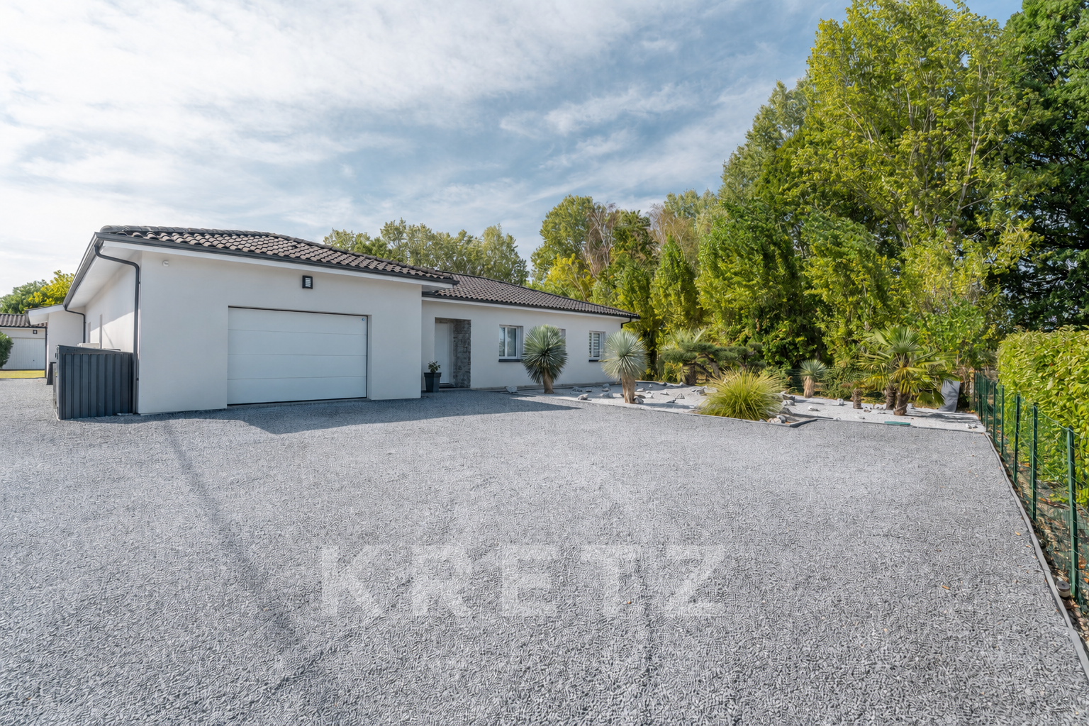 Saint-Loubès - Contemporaine 195m2 de plain-pied, 4 chambres, garage, piscine et dépendance