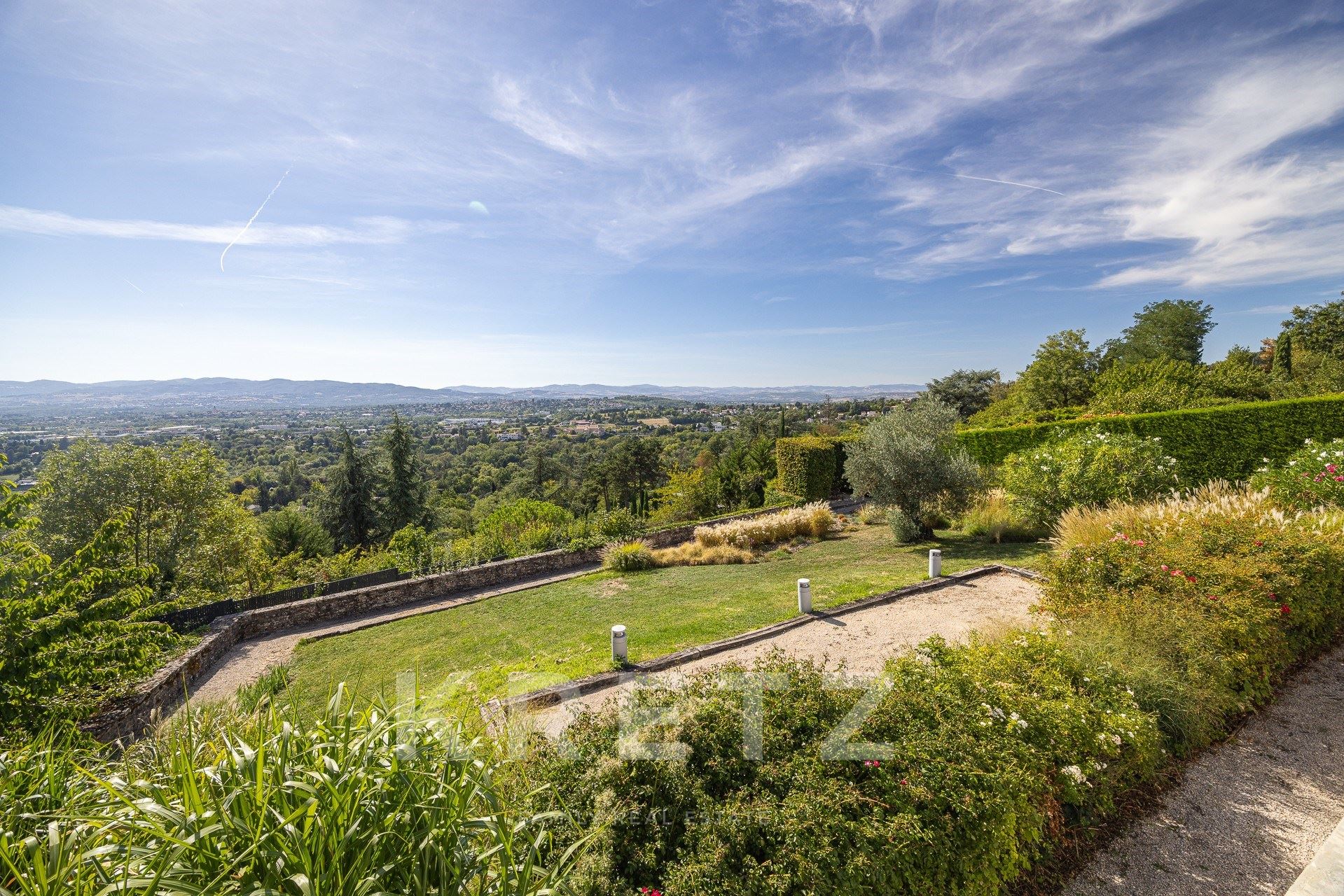 SAINT-DIDIER-AU-MONT-D’OR – MAISON CONTEMPORAINE EN BÉTON – VUE PANORAMIQUE – PISCINE – 4 CHAMBRES