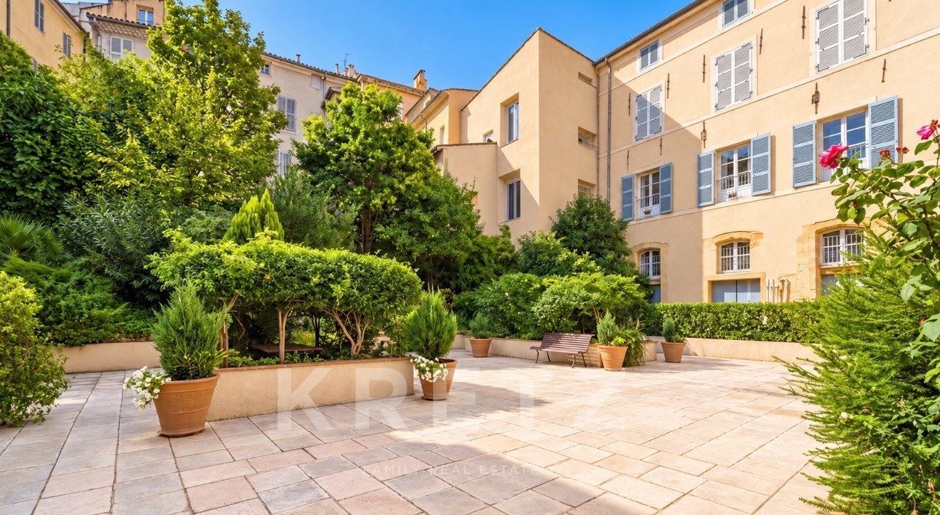 AIX-EN-PROVENCE_HISTORIC CENTER APARTMENT 223 m², 3 BEDROOMS, GARAGE