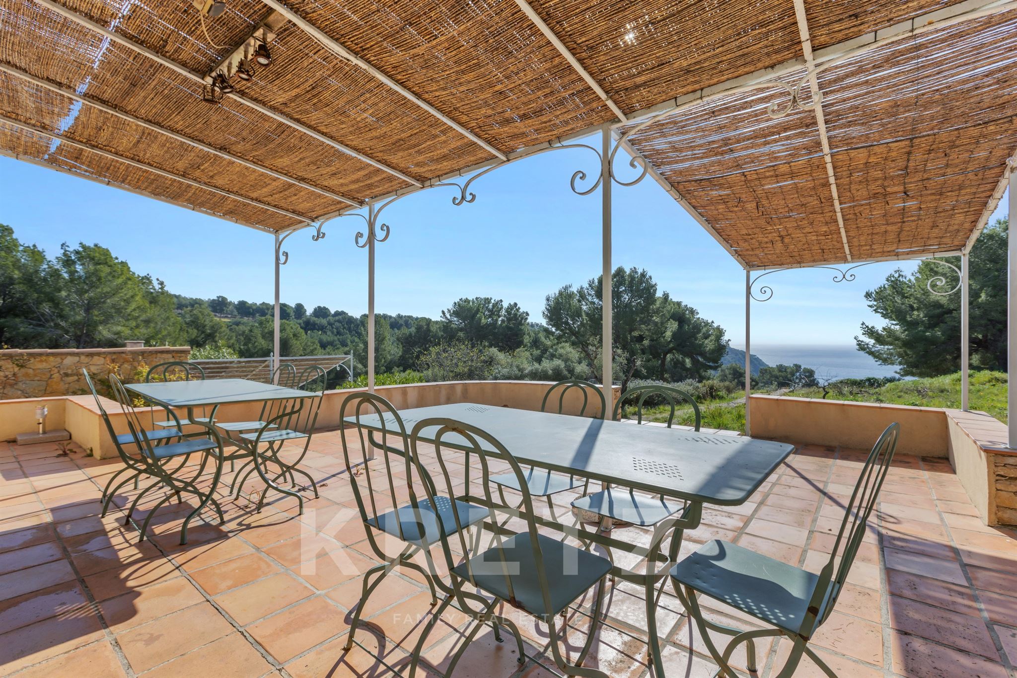 PROPRIETE FRONT DE MER