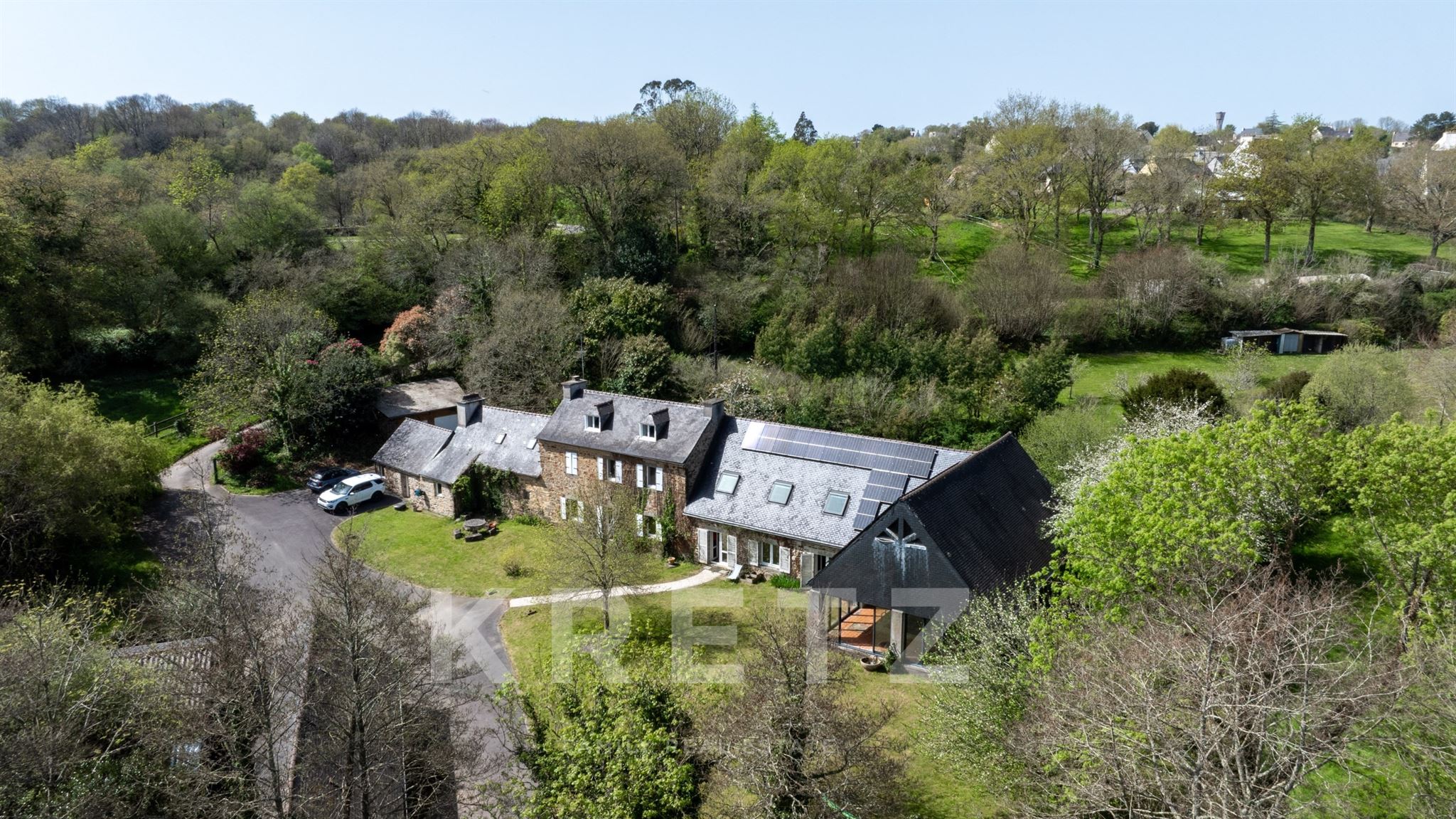Domaine équestre de 9 hectares avec maison en pierre et piscine couverte
