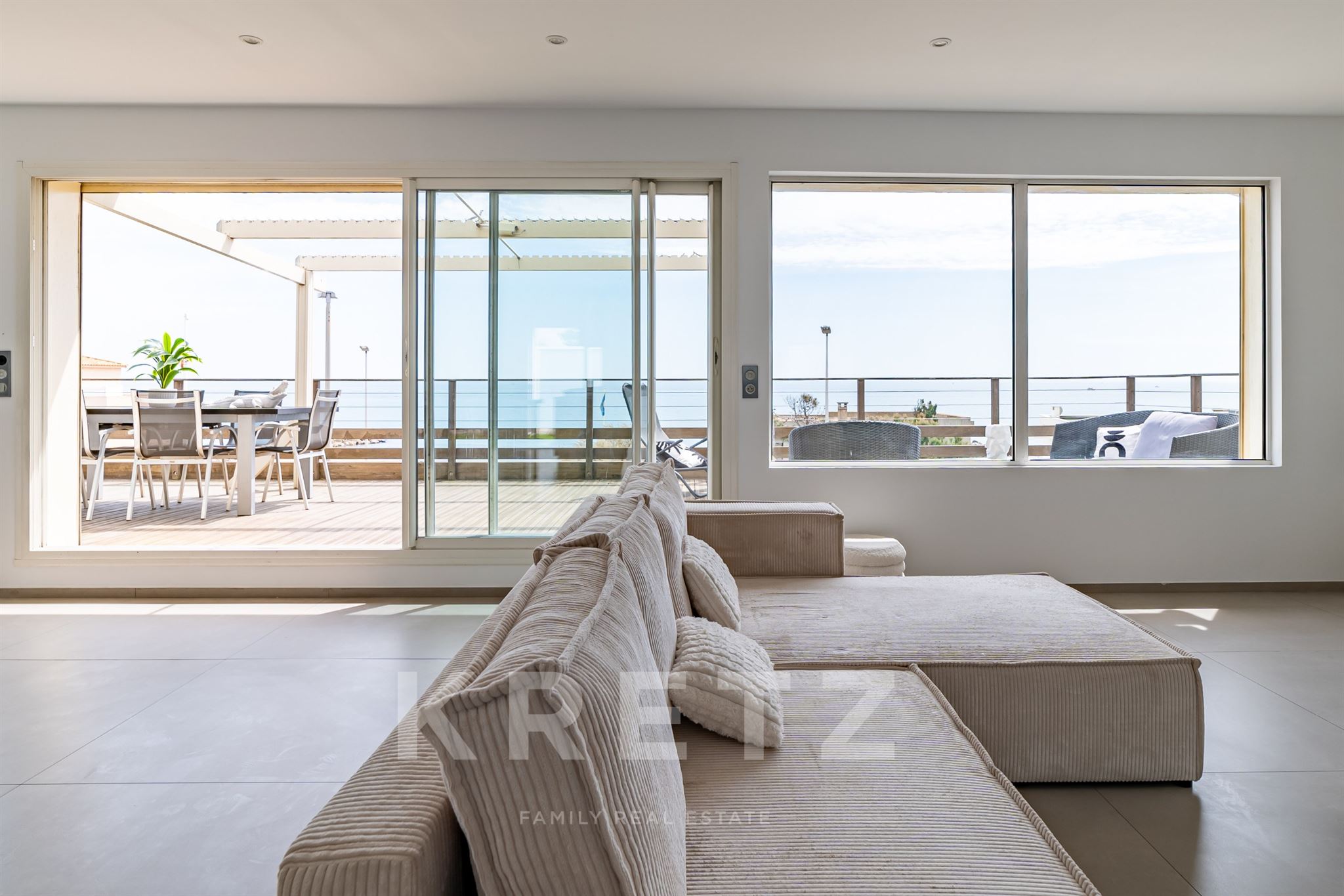 Flat with a terrace overlooking the sea