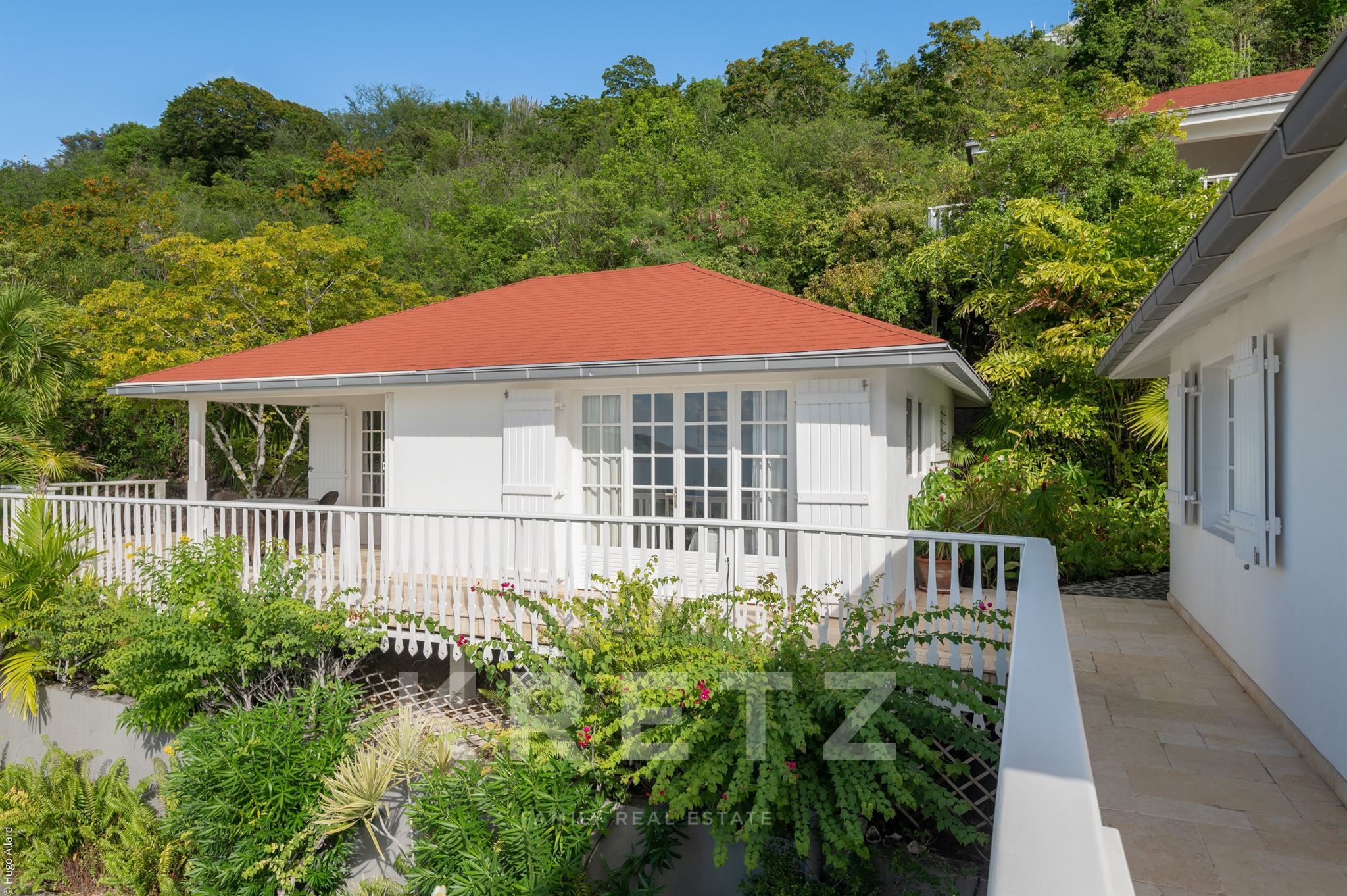 Property with panoramic sea view