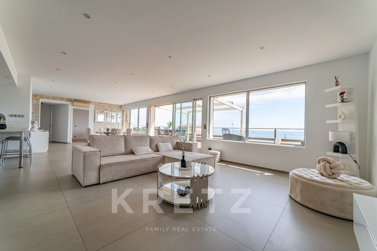 Flat with a terrace overlooking the sea