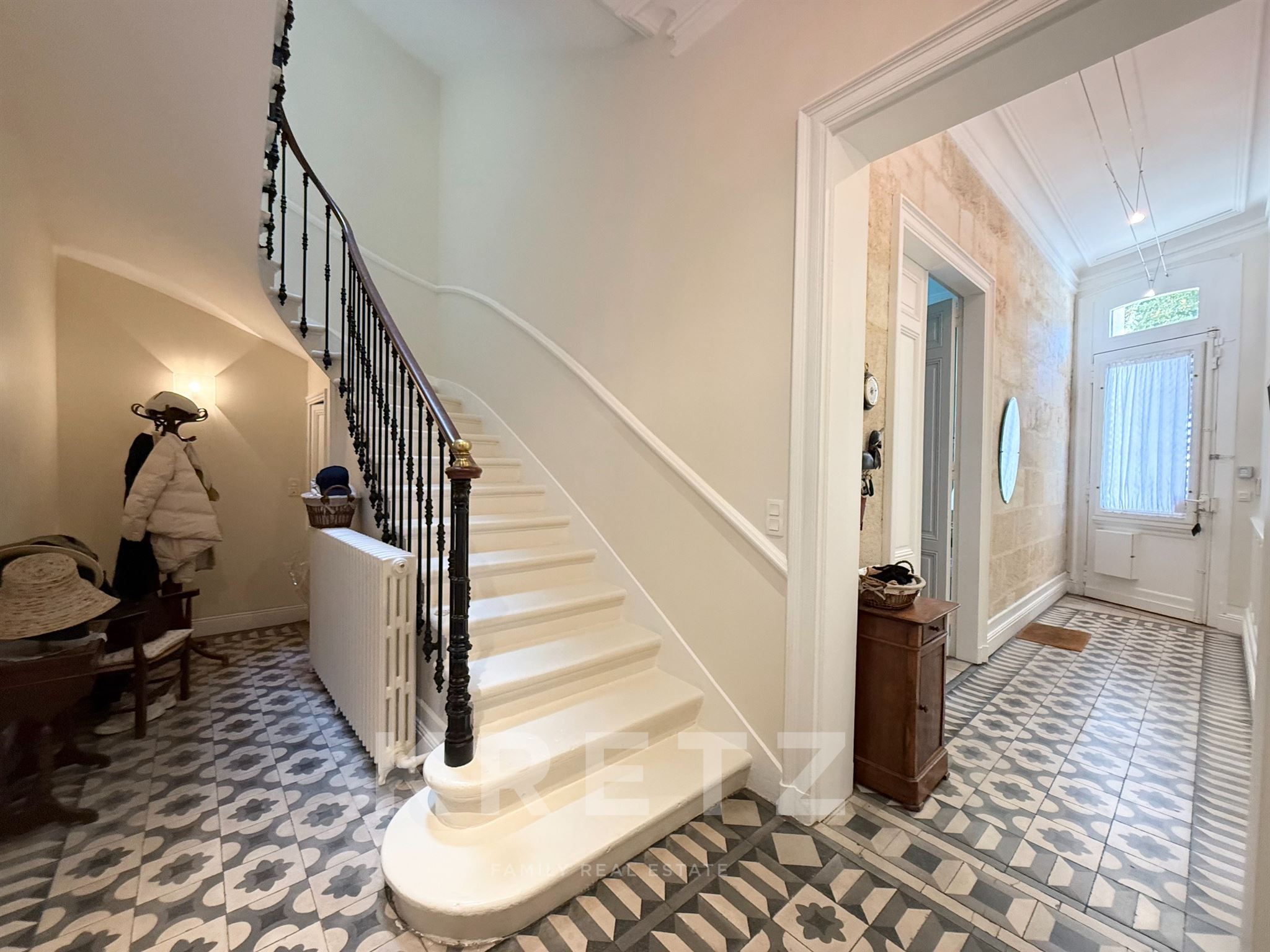 Saint-Seurin - Elegant Family Home, 370m² with Garden
