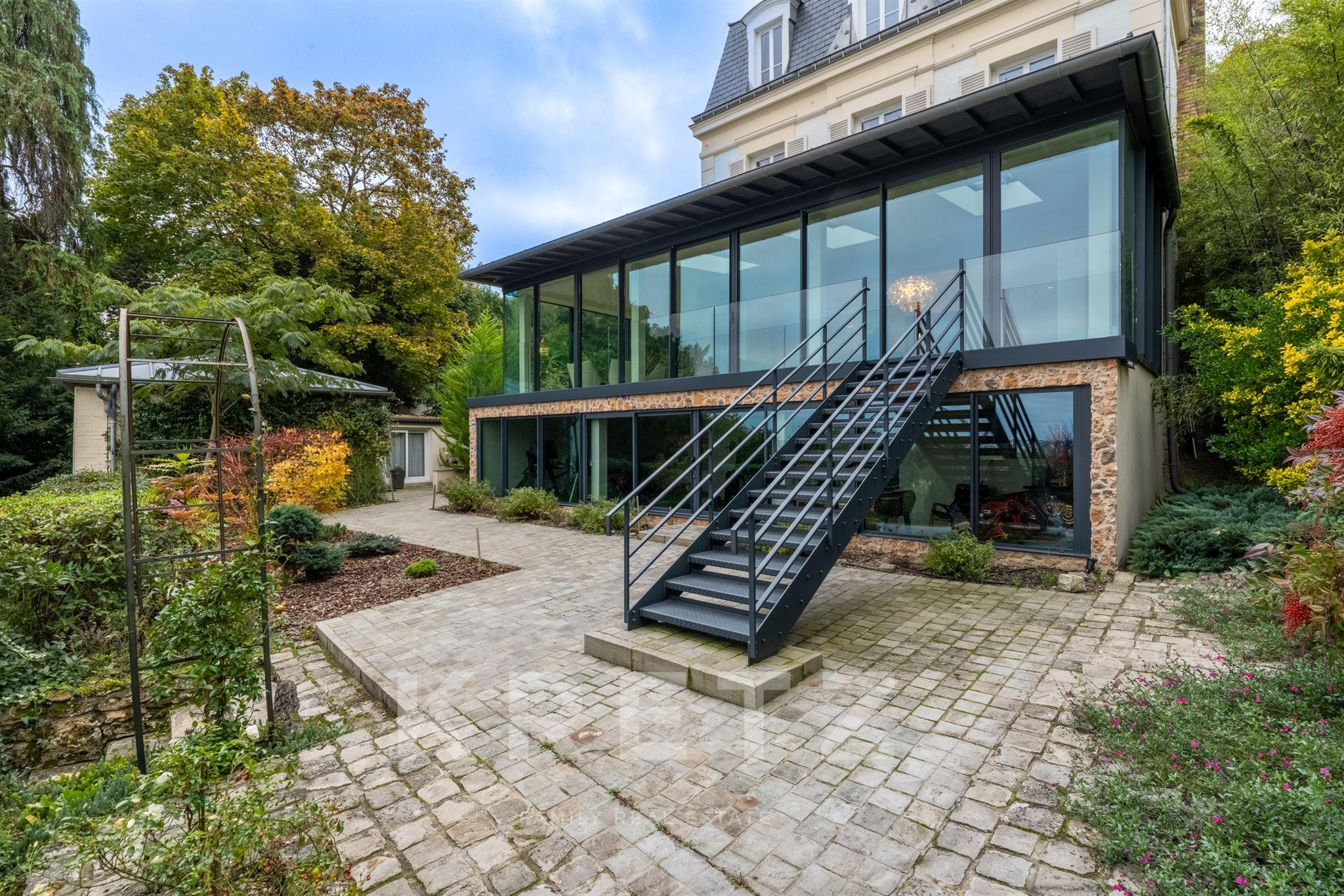 Architect-designed villa overlooking the Seine Valley