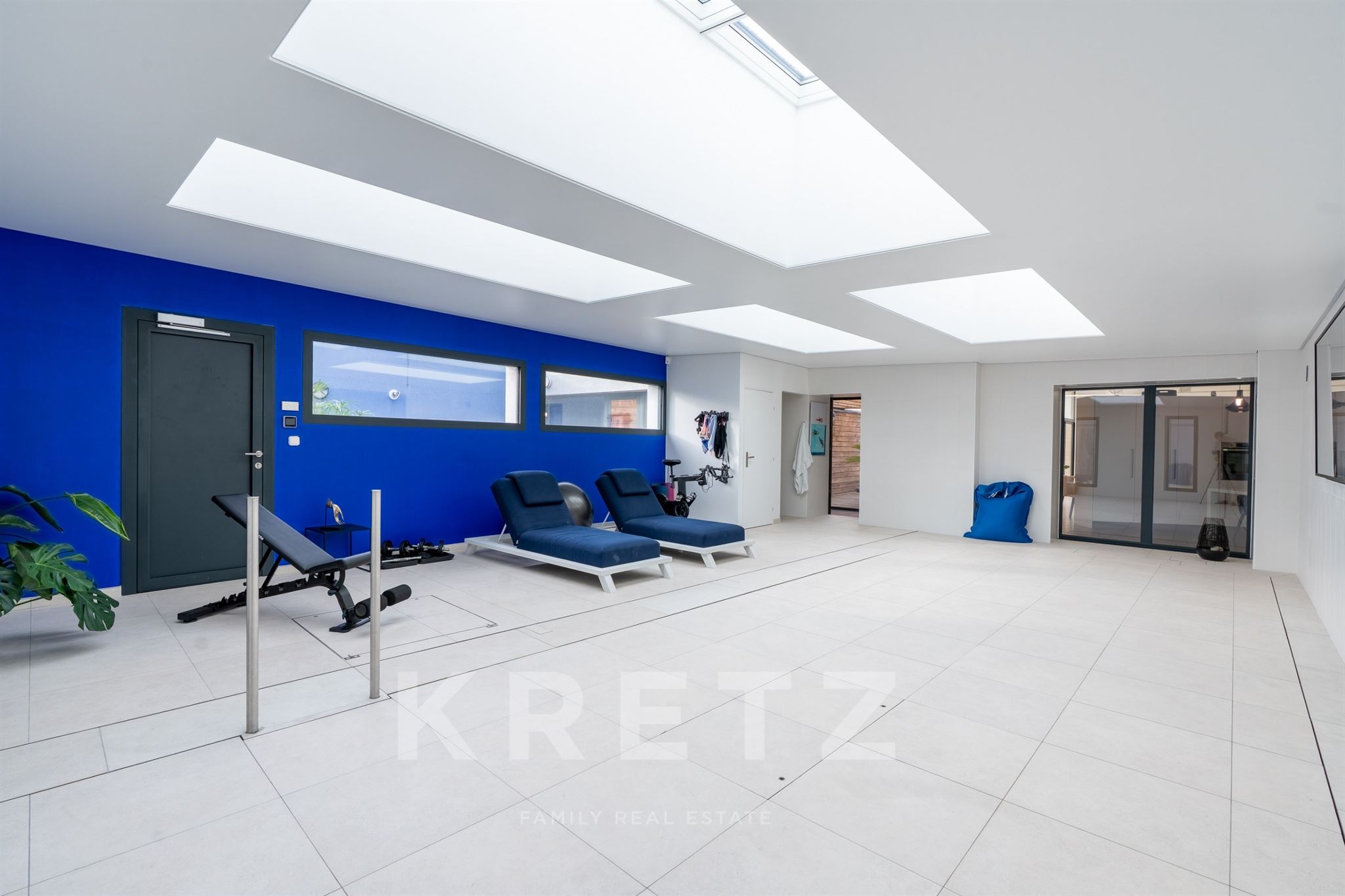 Maison contemporaine avec Piscine intérieur