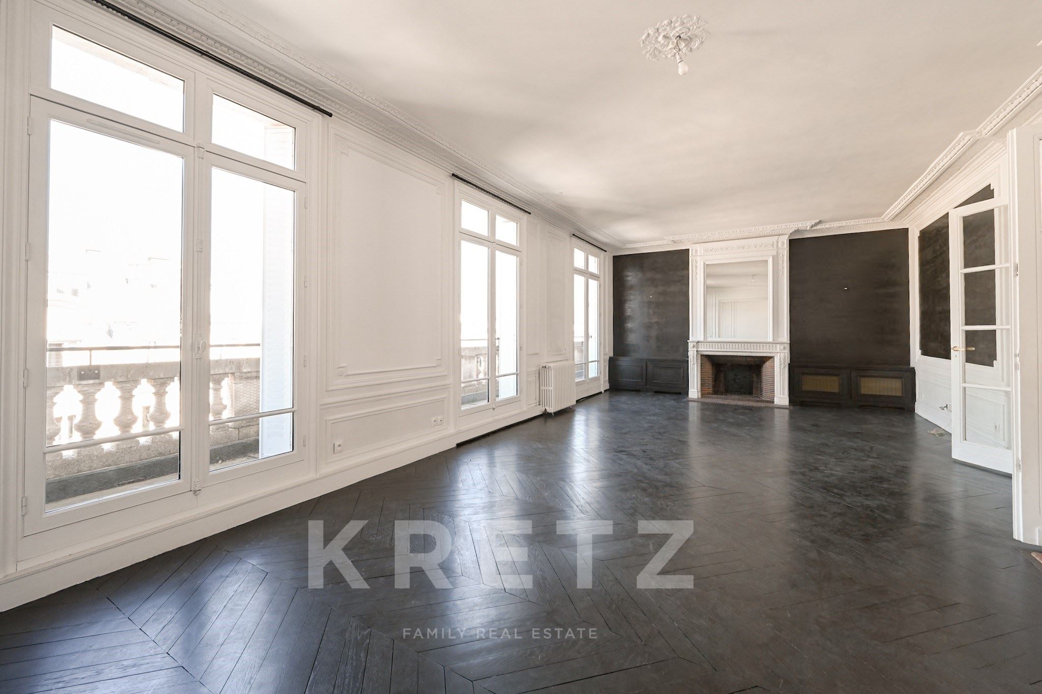 High floor balcony with view of the Eiffel Tower
