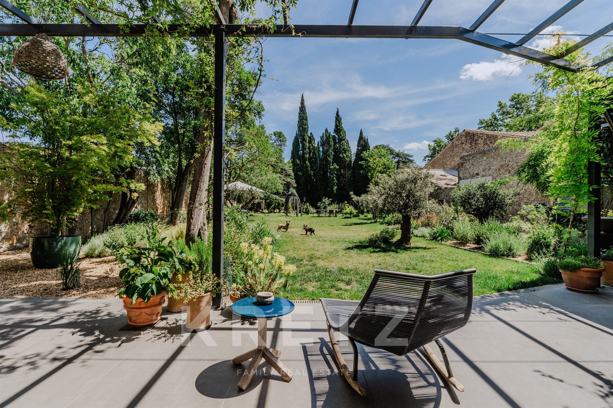 Propriété de luxe rénovée dans le Sud de la France avec jardin paysager.
