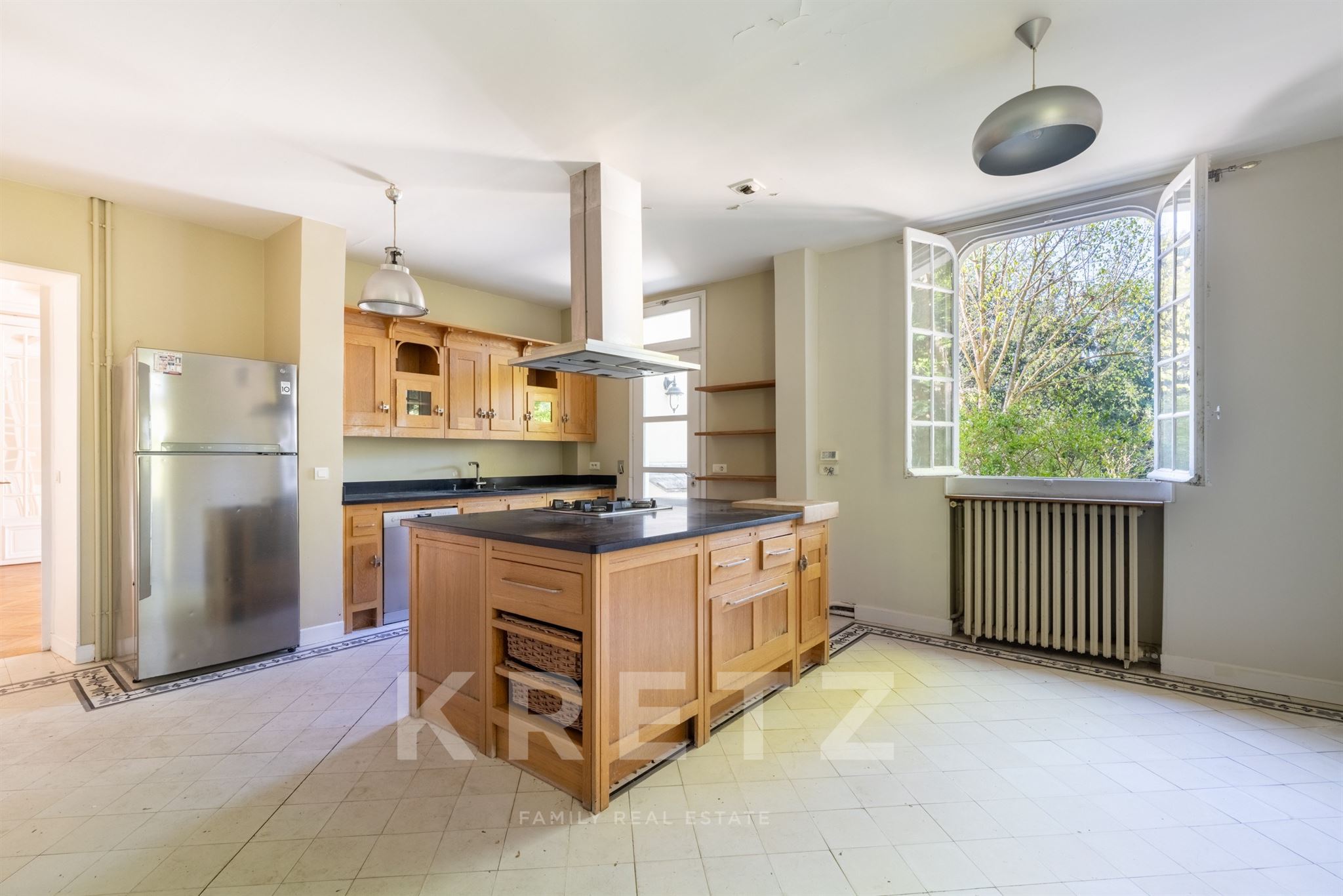 Historic property located in the heart of the Maisons-Laffitte park