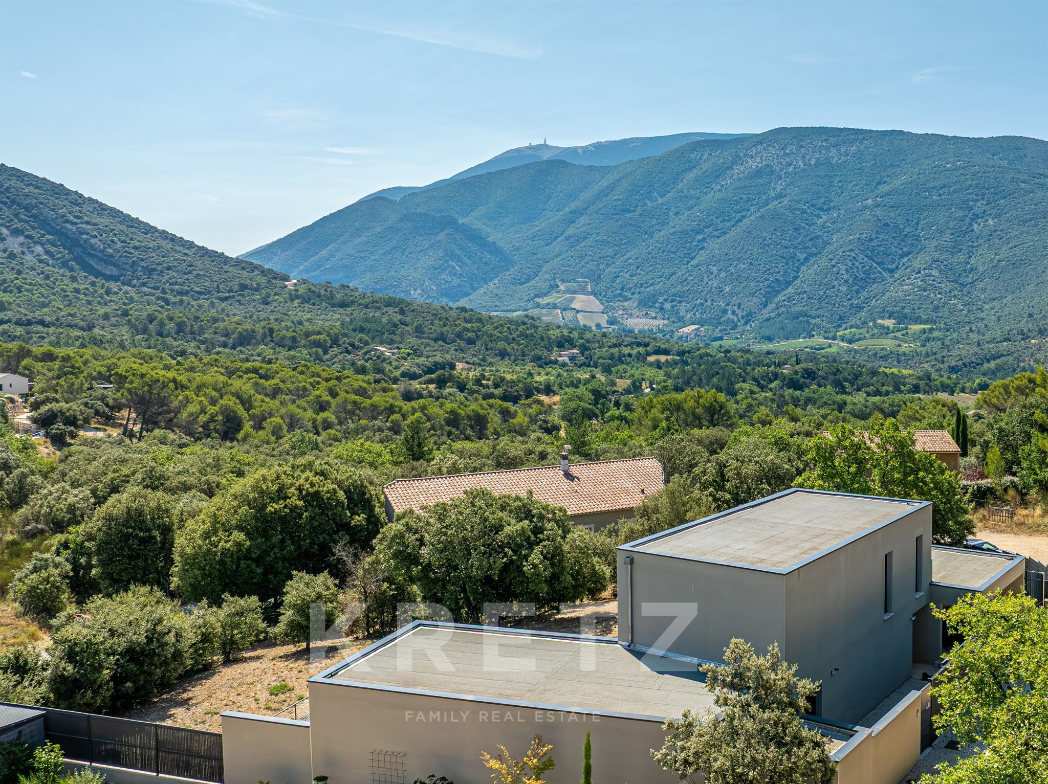 Une contemporaine d'exception face au Mont Ventoux… l'art de vivre en Provence.
