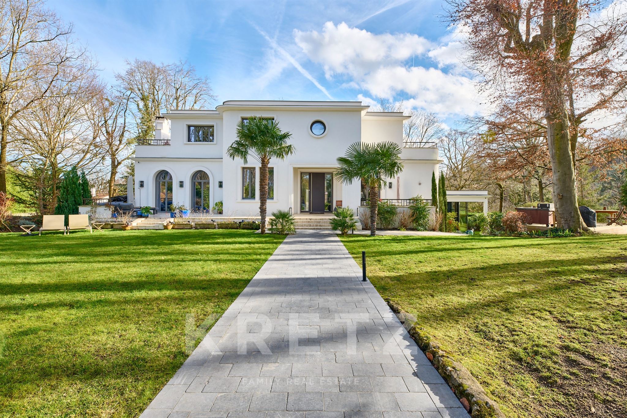 Contemporary villa with swimming pool in the heart of a private estate