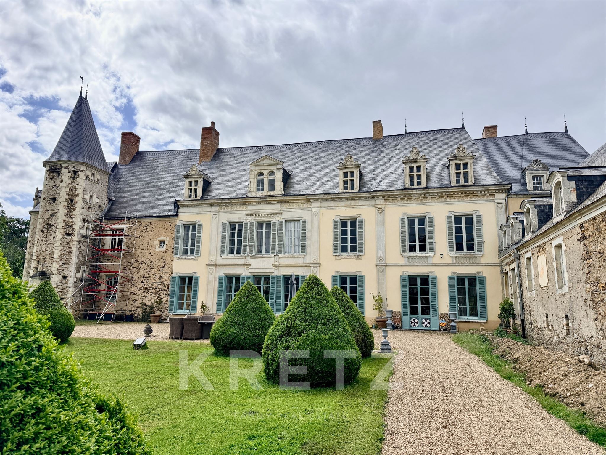 Magnificent Listed Château (15th–17th centuries) near Angers - 71ha