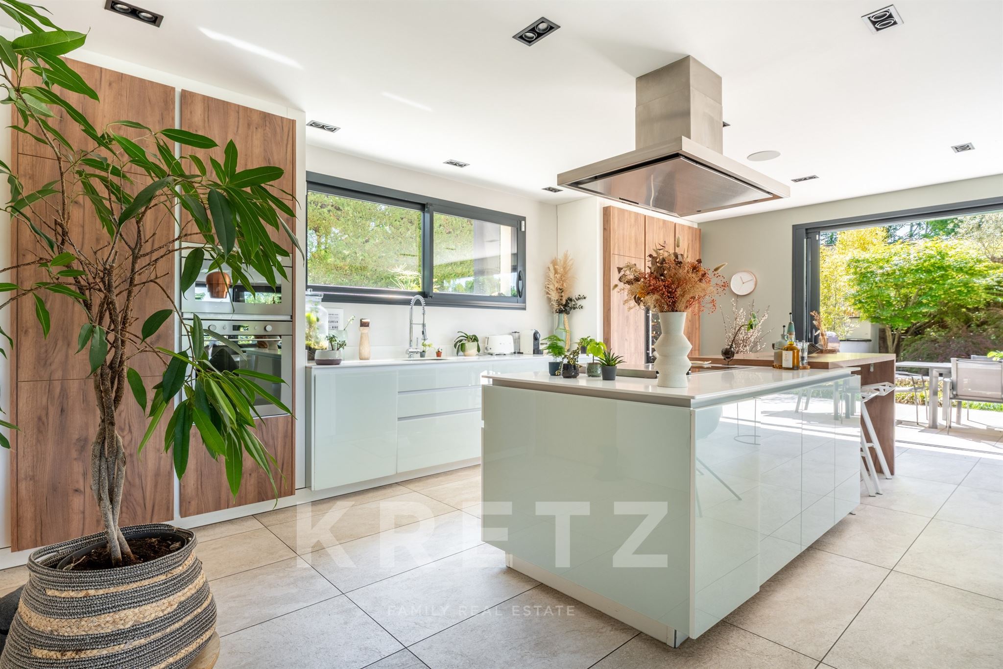 Superb Contemporary Villa in a Private and Secure Estate