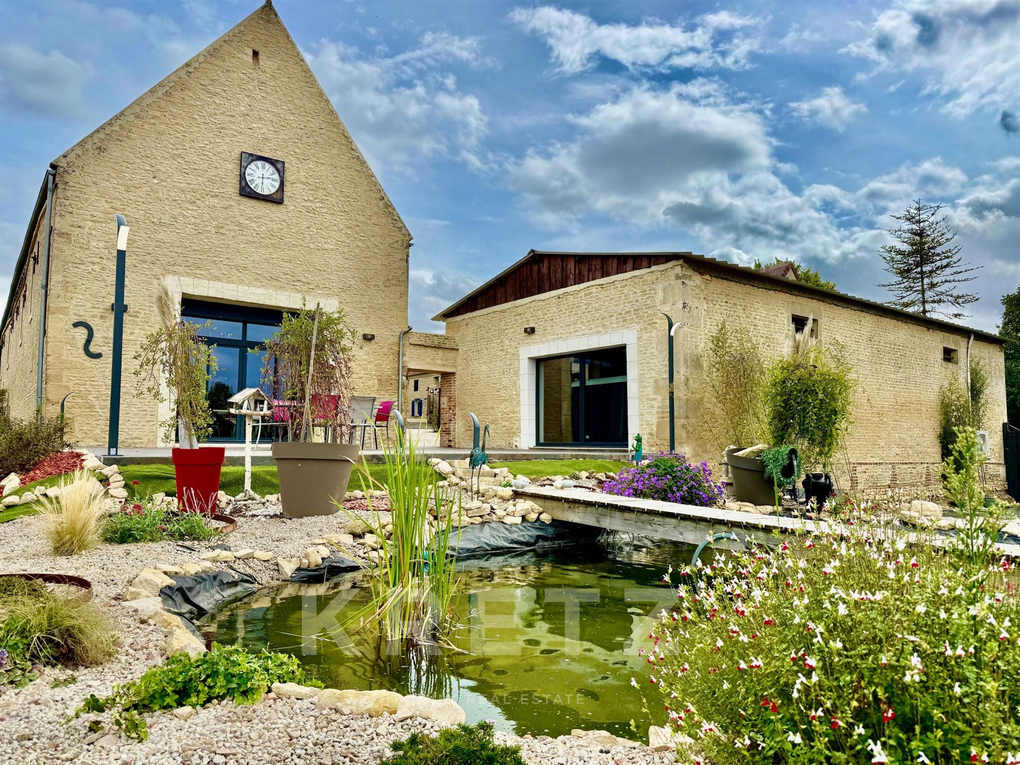 18th-century property renovated in a stylish design, half-hectare park, outbuildings, river