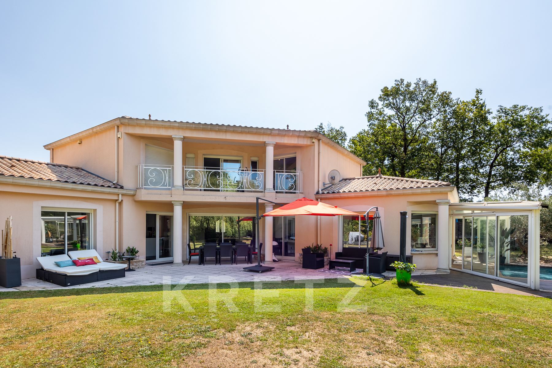 Nantes - Les Sorinières. 196m2 house in the heart of a wooded garden with swimming pool.