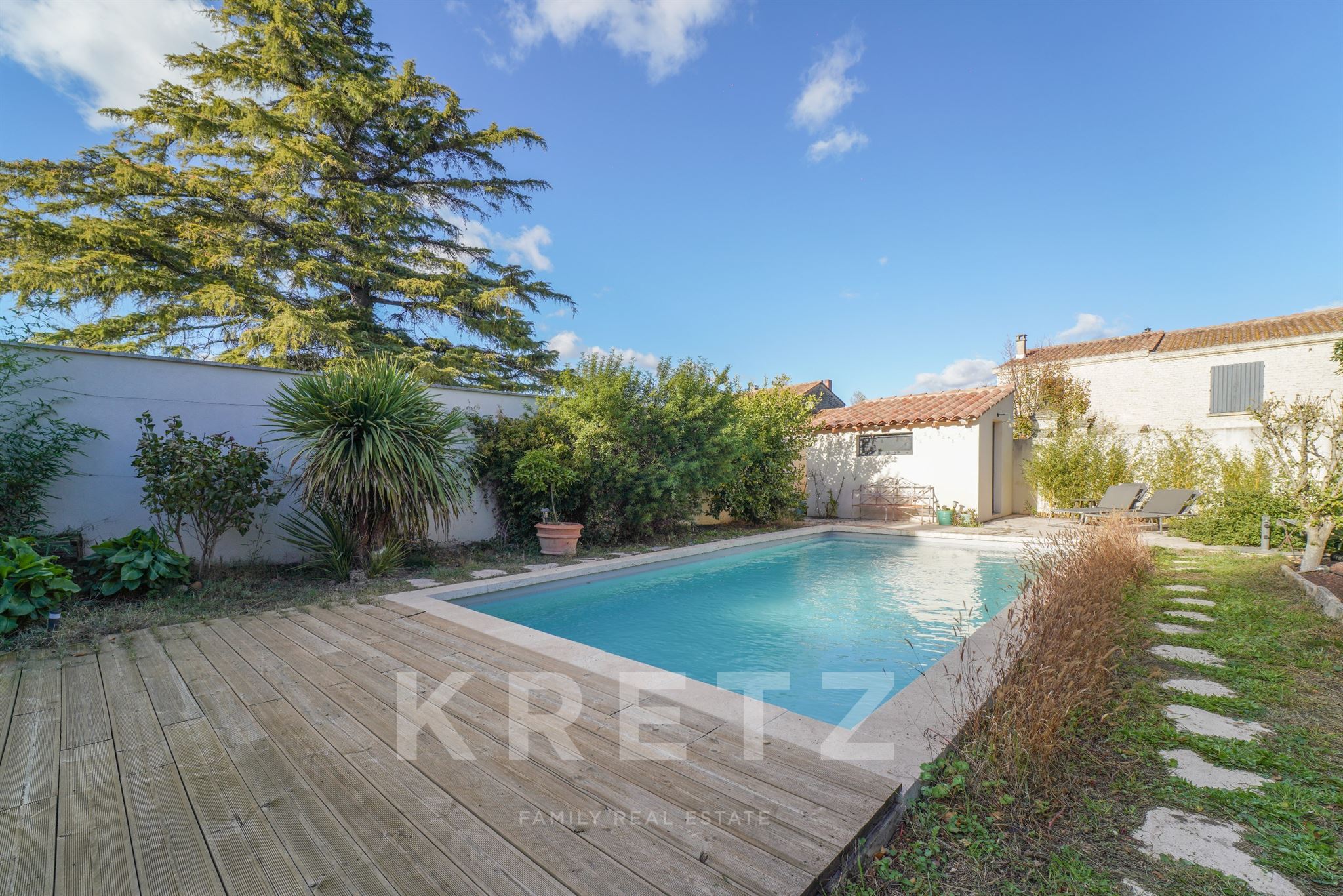 Elegant Provençal farmhouse in the heart of the Alpilles – Fully renovated property in Eyragues, jus