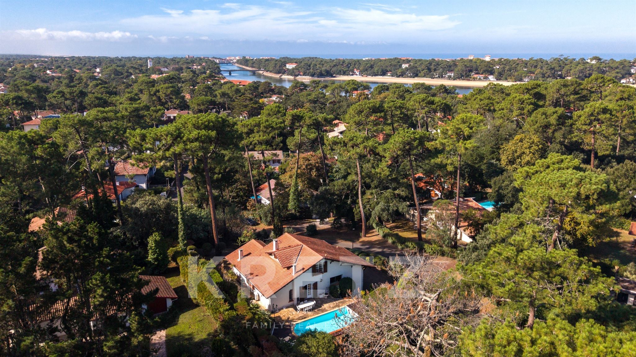 A 500 m del lago — Villa de estilo vasco-landés con carácter y piscina