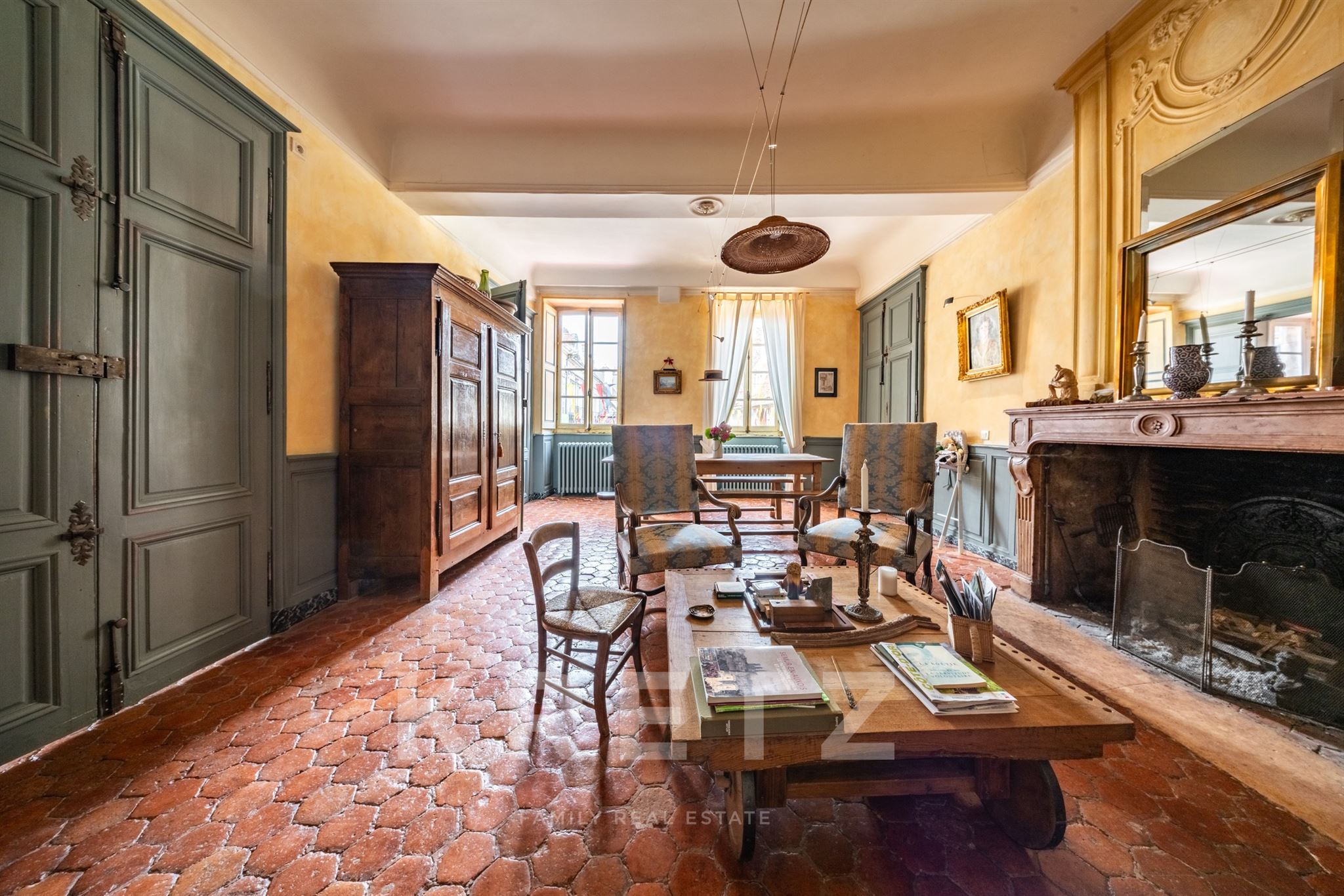 SEMUR-EN-AUXOIS - Residência histórica excepcional construída sobre um portão do século XIV nas mura