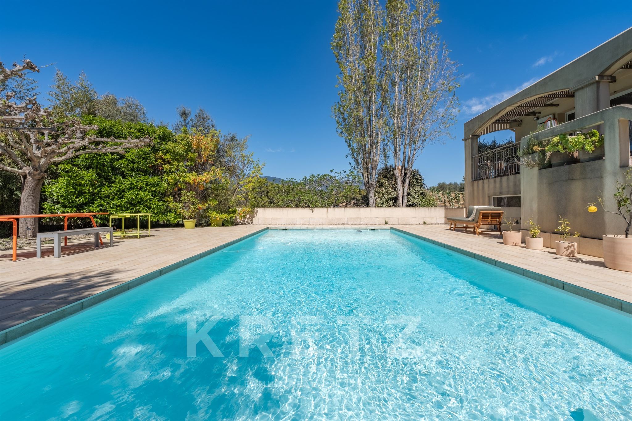 Villa contemporaine avec piscine dans un environnement préservé