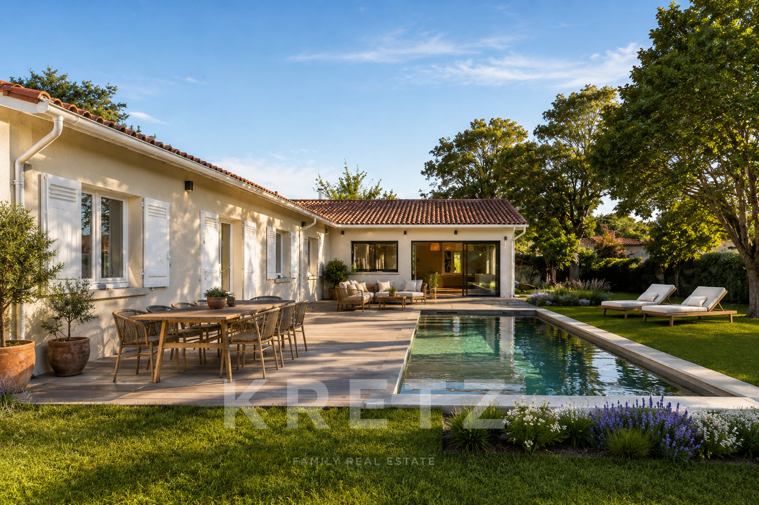 MÉRIGNAC – VILLA RÉNOVÉE DE 205 M², 5 CHAMBRES, GARAGE ET DÉPENDANCES SUR PLUS DE 1 600 M²