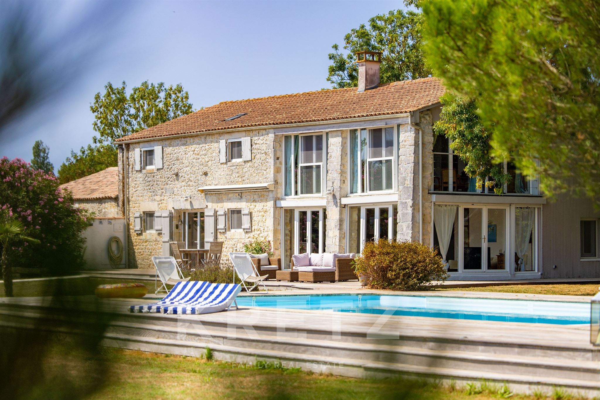 Exceptional property on the island of Oléron, 245 m² in a 1.3-hectare park with swimming pool and pr