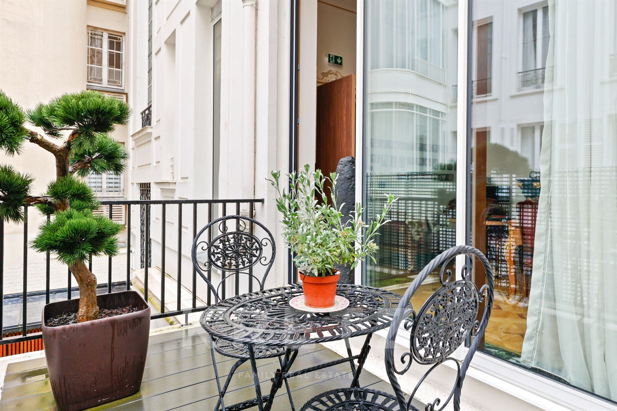 Hôtel Particulier commercial avec terrasse à deux pas de Saint-Lazare