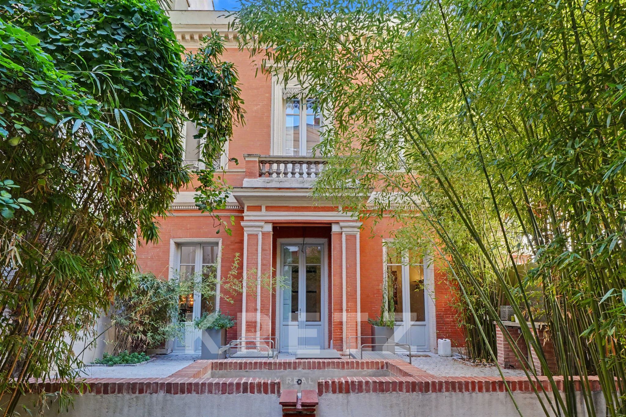 TOULOUSE — UNE MAISON SECRÈTE AVEC JARDIN AU CŒUR DE L’HYPERCENTRE