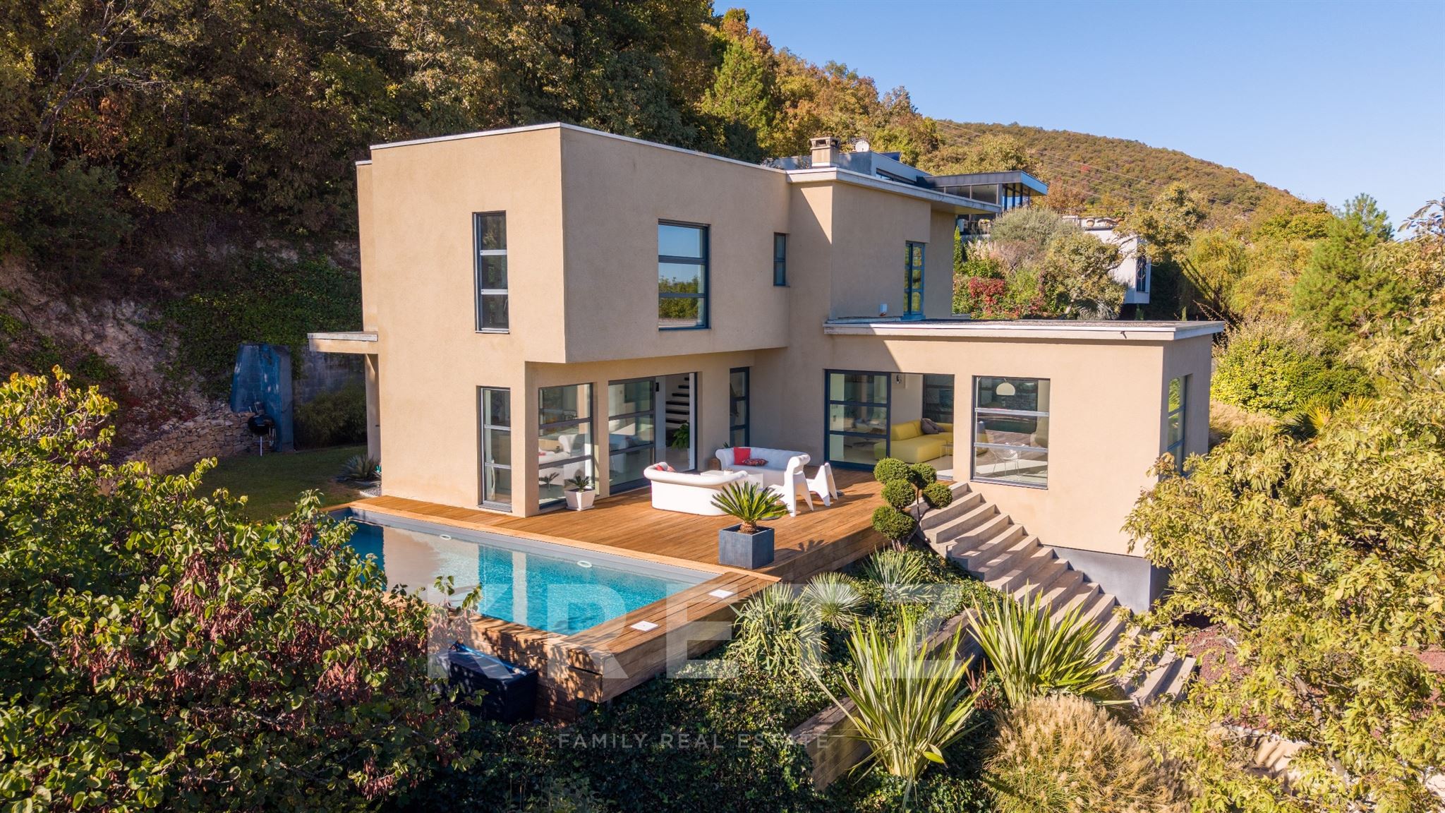 Monts d'Or – Maison d'architecte de 180 m² sur les hauteurs, piscine et forêt privée