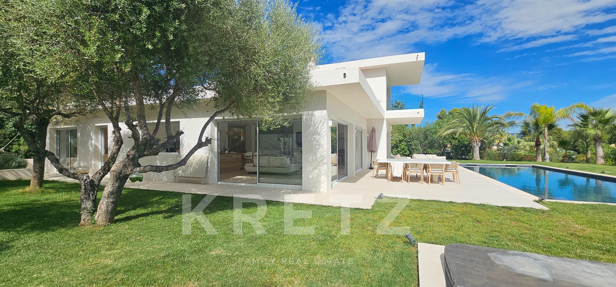 Casa moderna de 6 habitaciones, 300 m², cerca del mar.