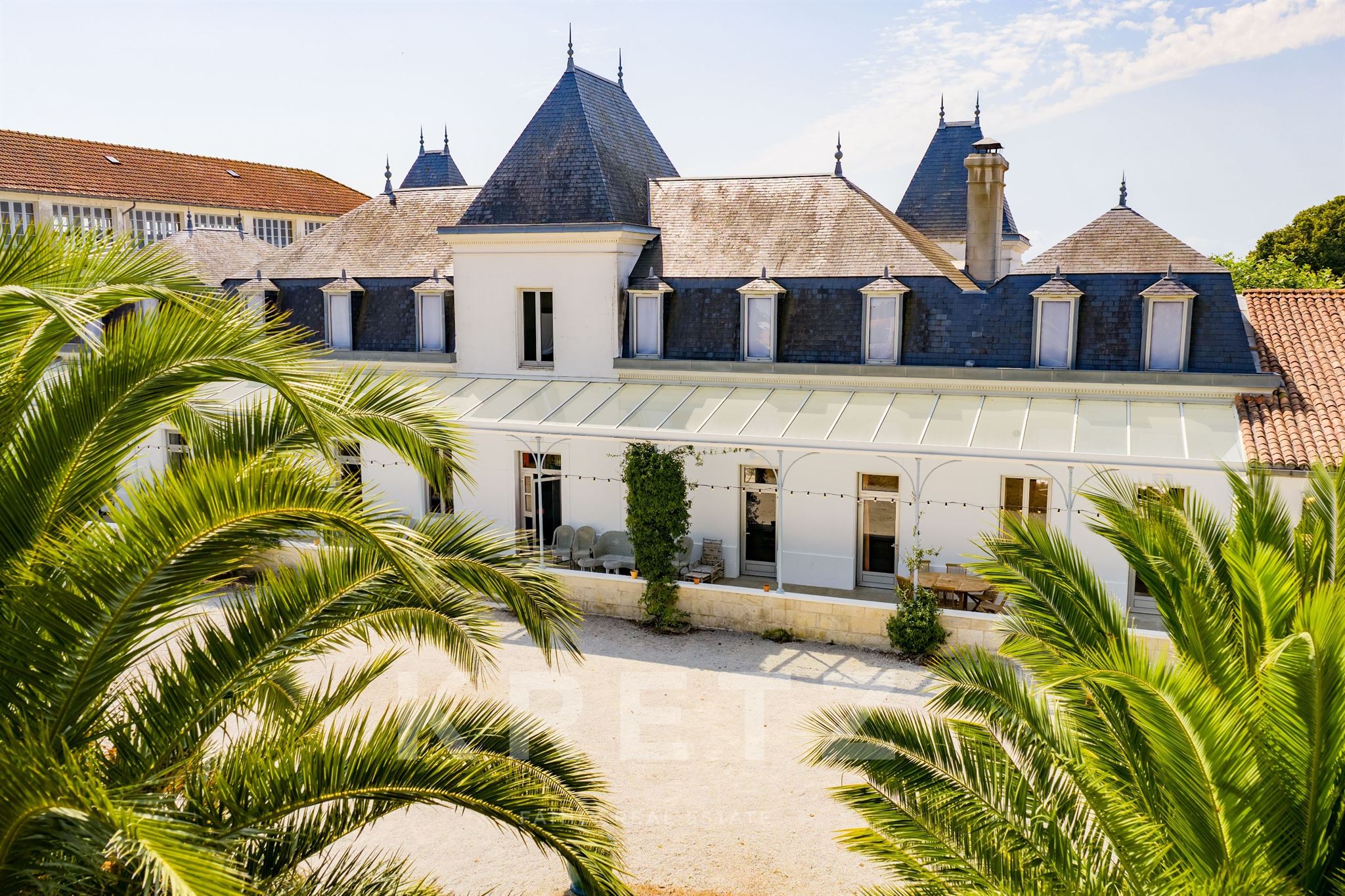 Château XIXᵉ – 1 800 m² avec dépendances, 1,3 ha constructibles