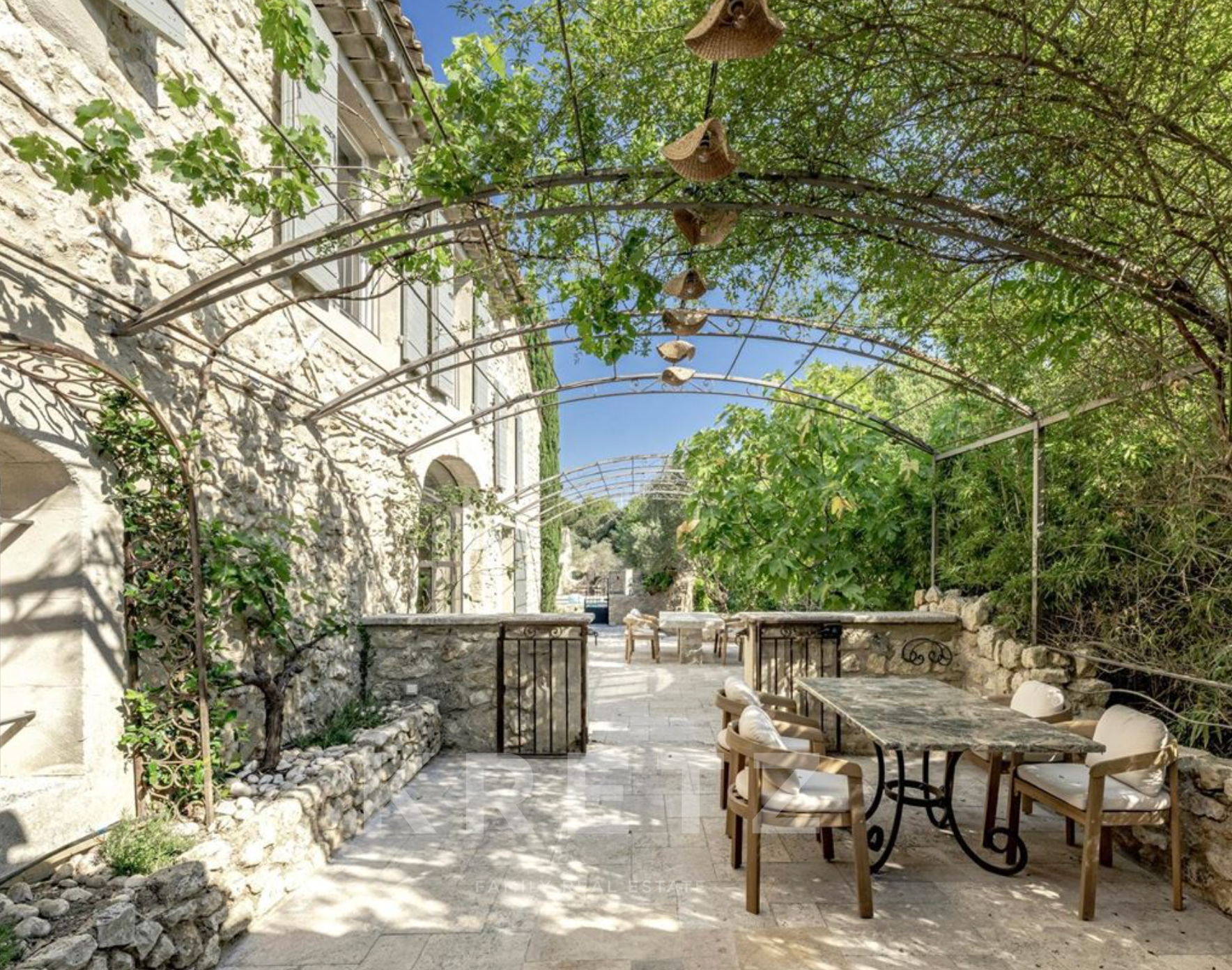 EXCLUSIVITÉ – PROCHE SAINT-REMY-DE-PROVENCE – MAS DU XVIIIe SIÈCLE _ 350 m2 _ 6 chambres