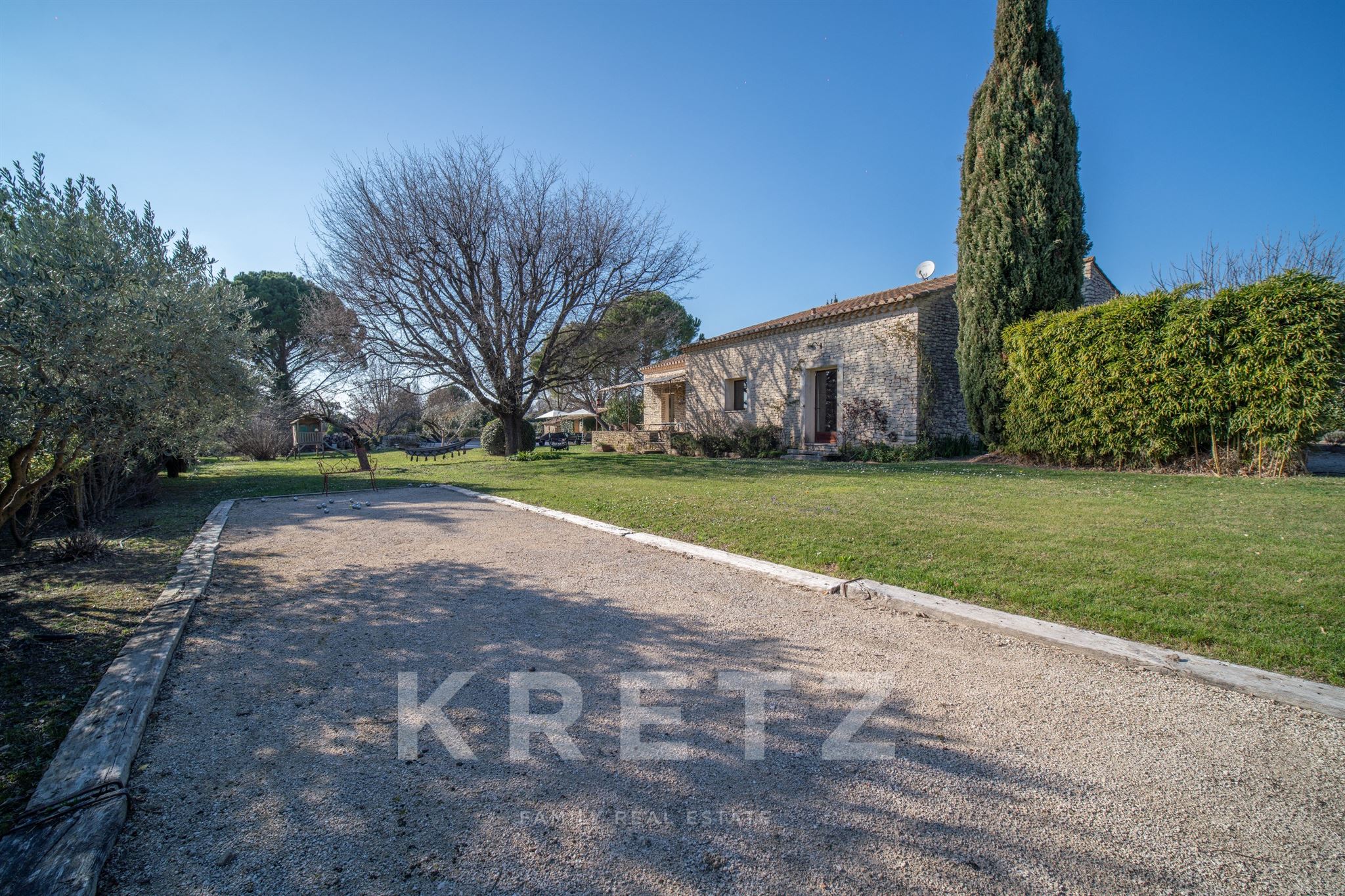 Villa en pierres avec vue sur le Luberon et terrain constructible à Gordes