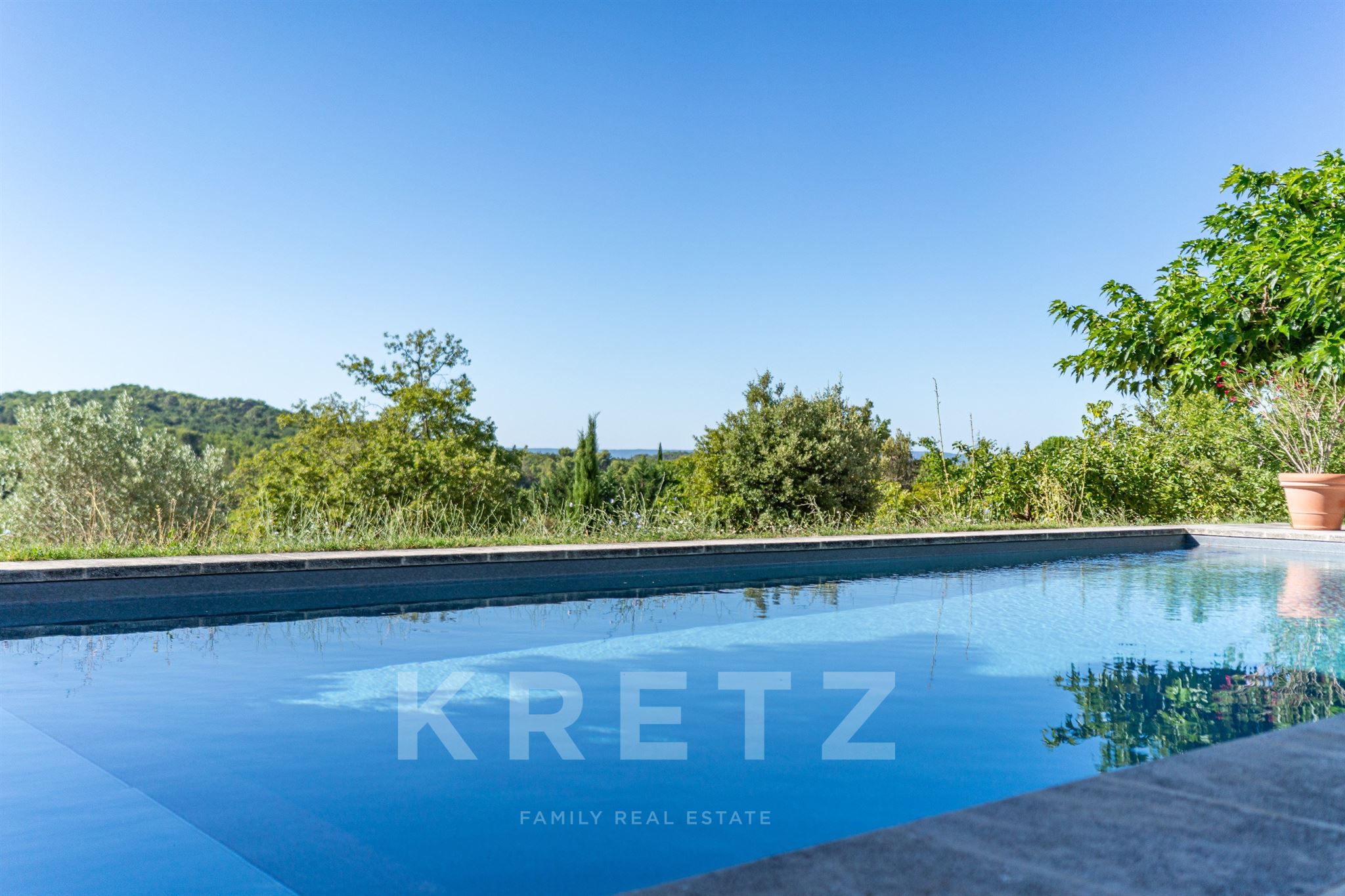 EXCLUSIVITÉ GORDES, MAS EN PIERRE D'EXCEPTION DE 317 M2, 4 HECTARES, VUE PANORAMIQUE