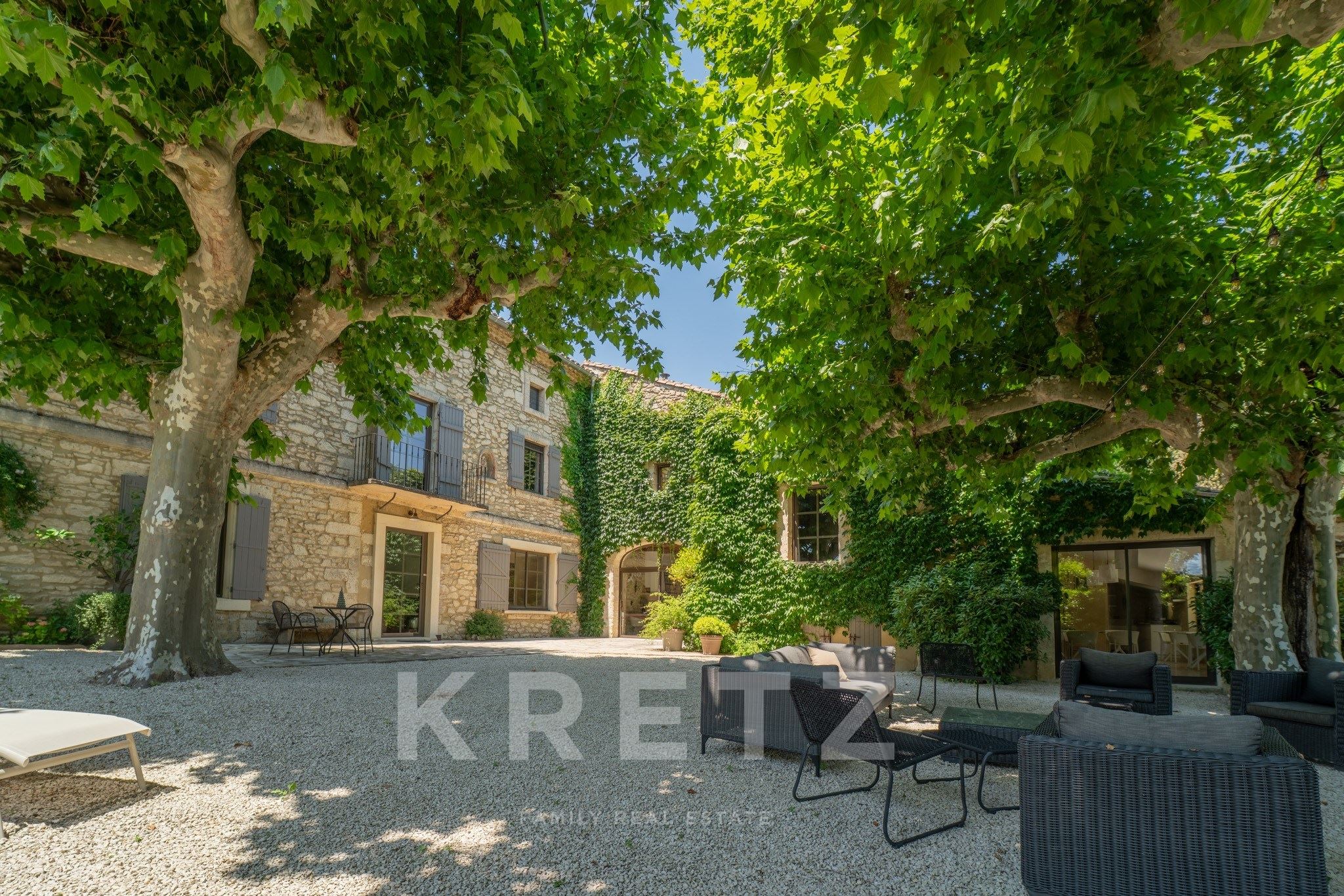 Exceptional provencal estate in Avignon – 585 sqm farmhouse with 8 suites, swimming pool and private