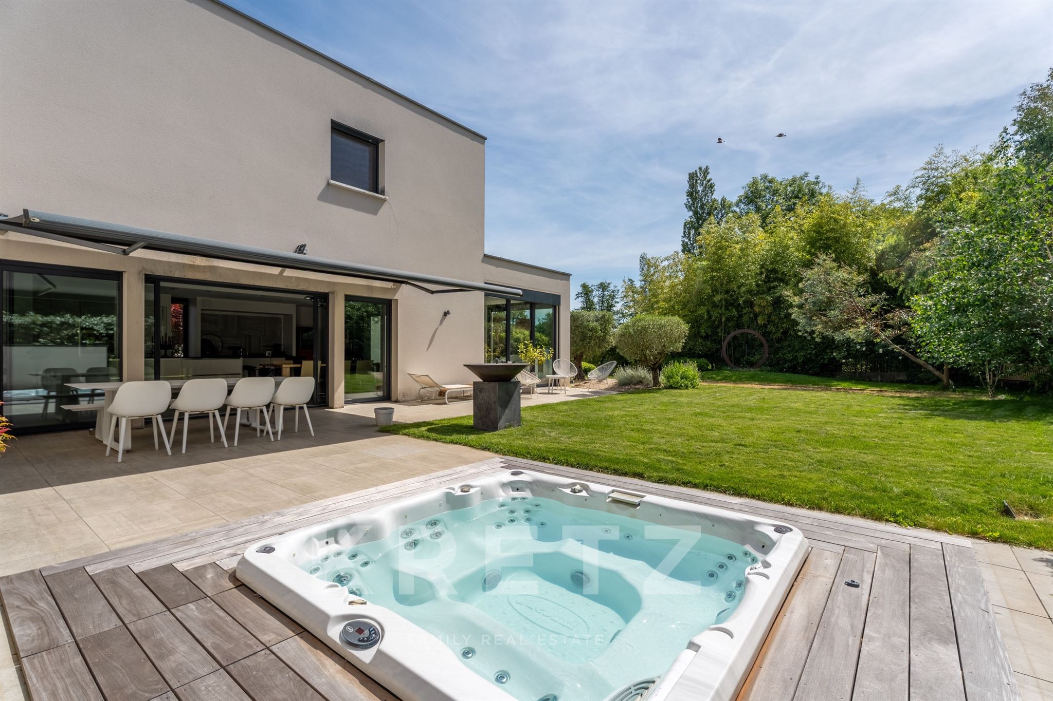Élégance contemporaine — 311 m² sur terrain de 1 090 m²
