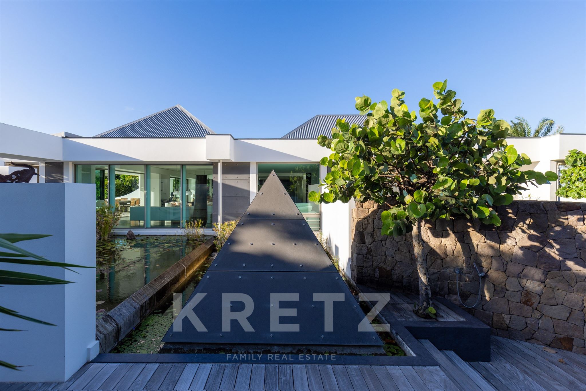 "Pyramid Villa" on the heights of Pointe Milou