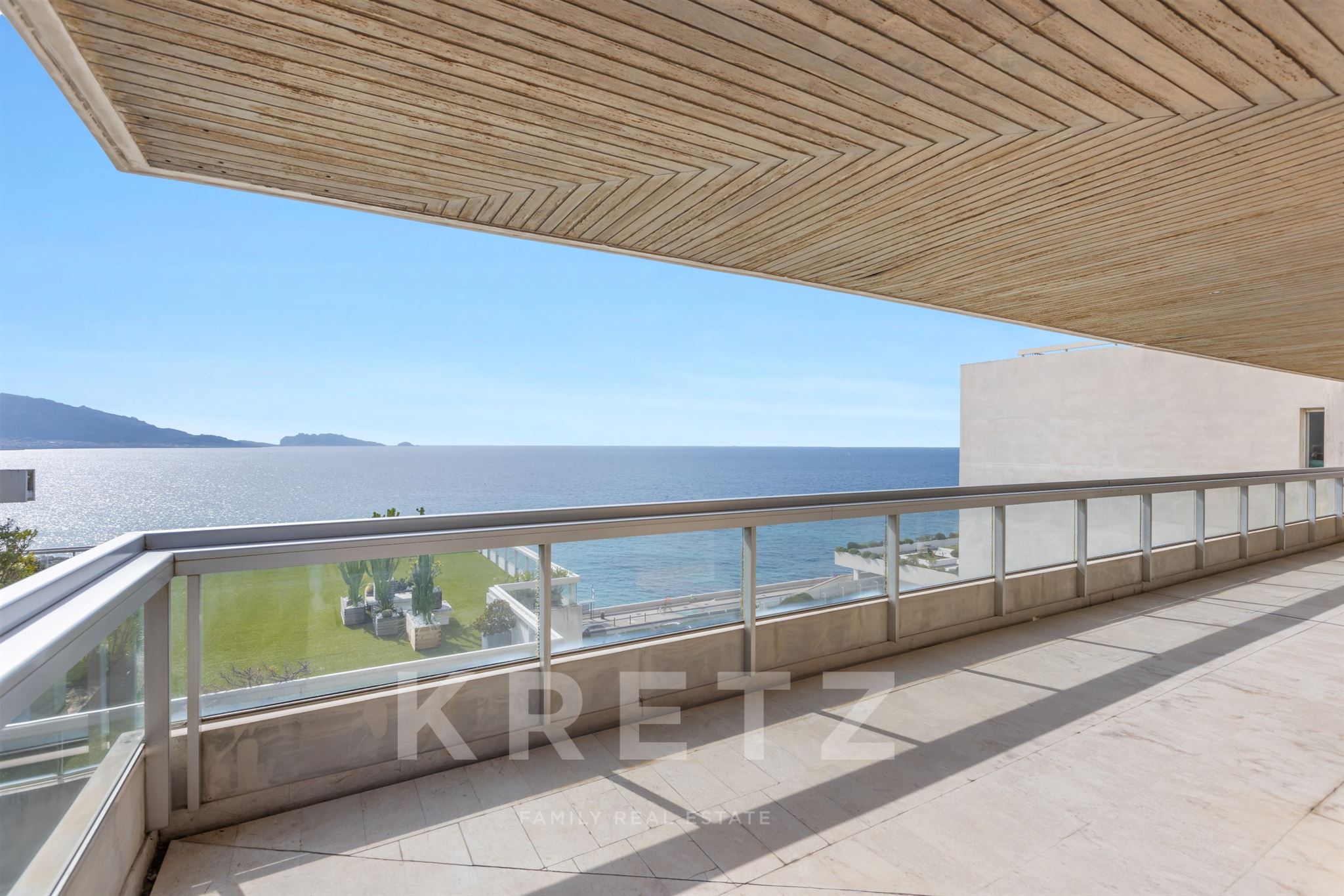 Appartement de standing dans résidence privée avec terrasse de 141m2 et vue mer exceptionnelle