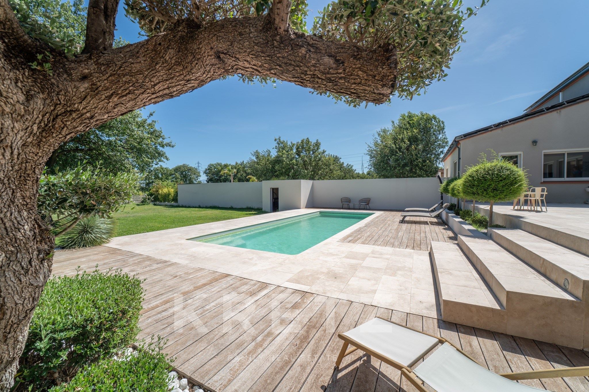 Exclusiva propiedad compuesta por dos villas contemporáneas con piscinas privadas en una parcela aja