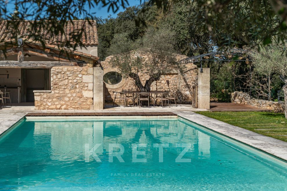 EXCLUSIVITÉ – EYGALIÈRES – MAS AUTHENTIQUE DU XVIIIe SIÈCLE DE 320 m2, 6 chambres