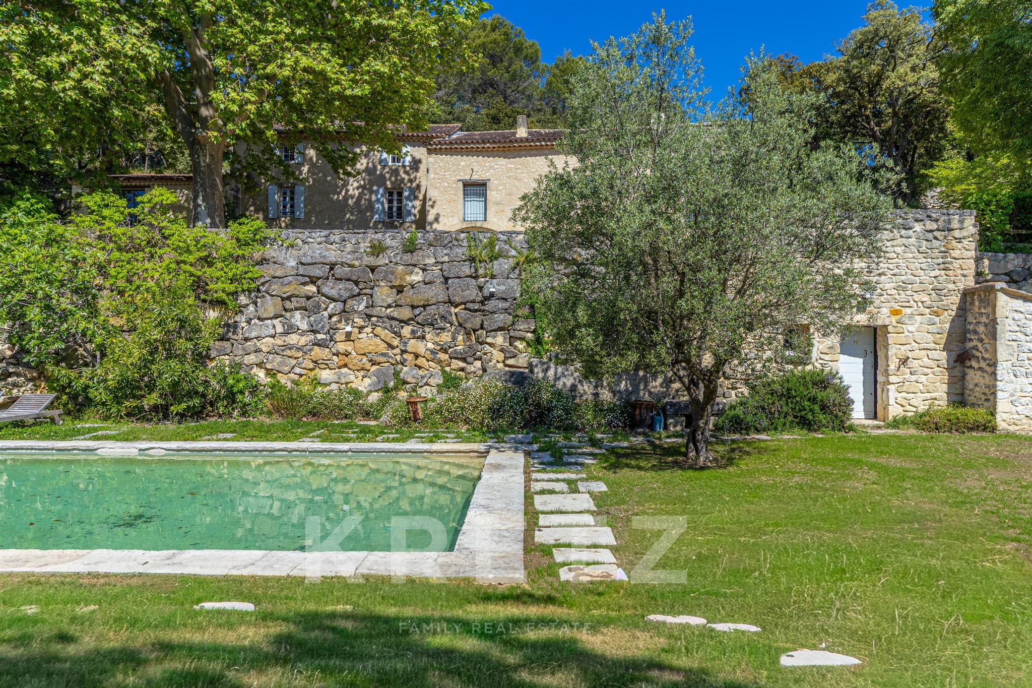 Authentic Provencal stone farmhouse—exceptional panoramic view of the Mont Ventoux
