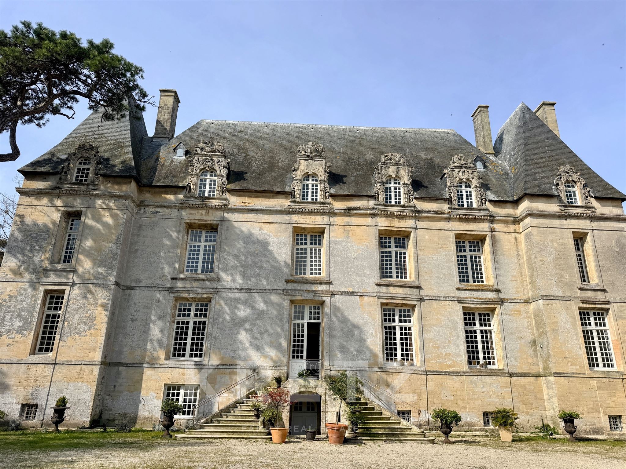 Historic 17th-Century Château Overlooking Juno Beach – 1.16 ha Walled Park – Heart of the D-Day Land