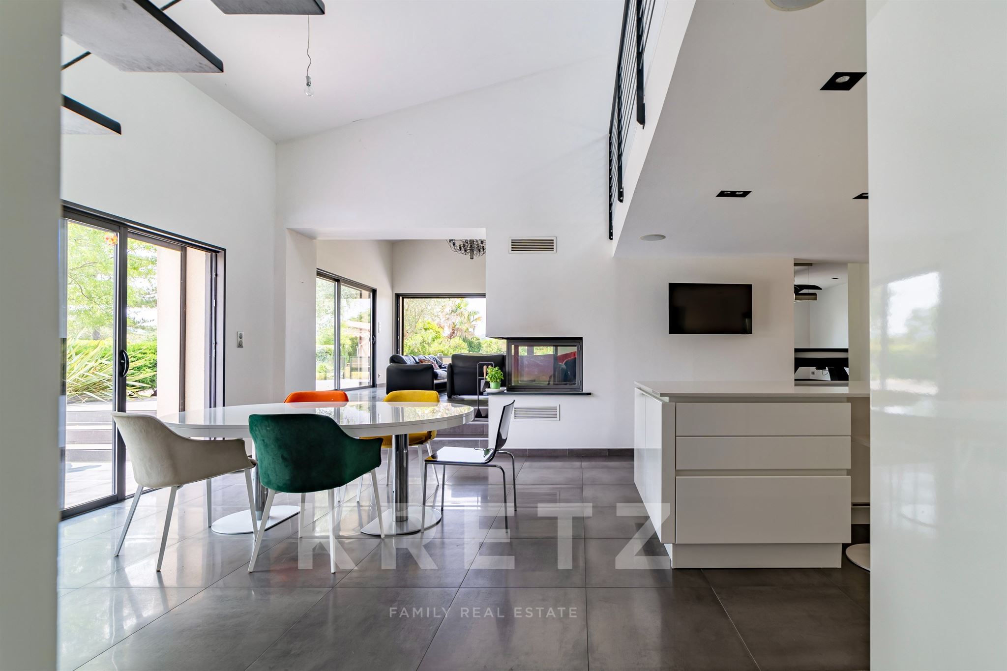 High-end renovated 400sqm villa on 8300sqm landscaped plot