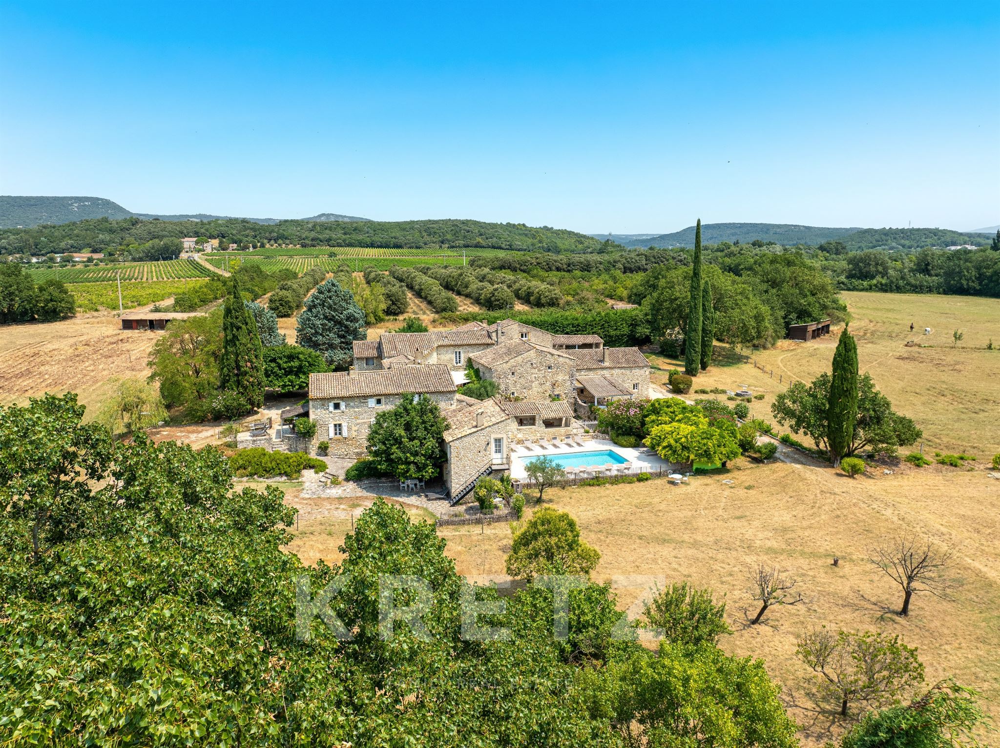 Magnifique hameau Provençal restauré avec piscine