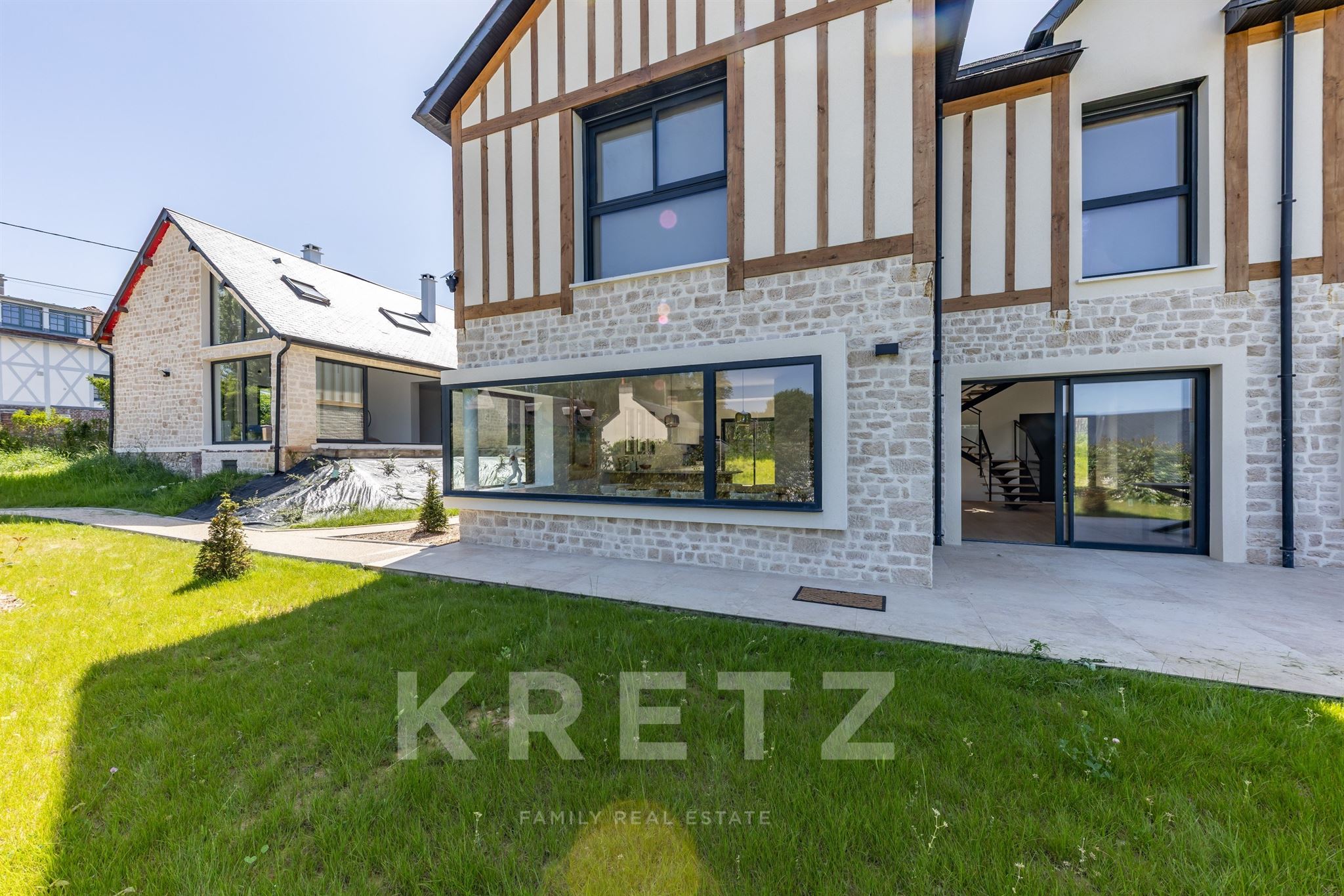 EXCEPTIONAL 2026 PROPERTY WITH SEA VIEWS, LANDSCAPED 1,246 SQ M GARDEN AND ANNEX HOUSE WITH SWIMMING POOL