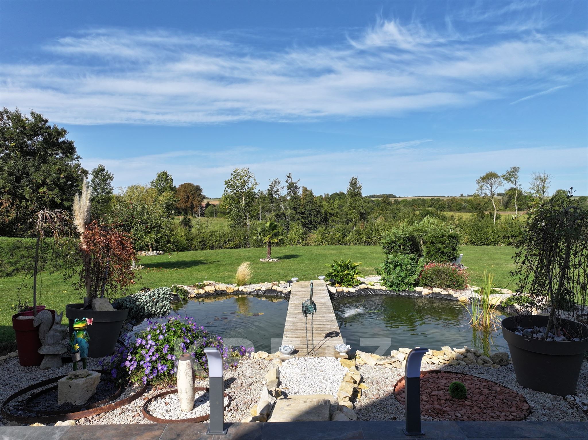 18th-century property renovated in a stylish design, half-hectare park, outbuildings, river